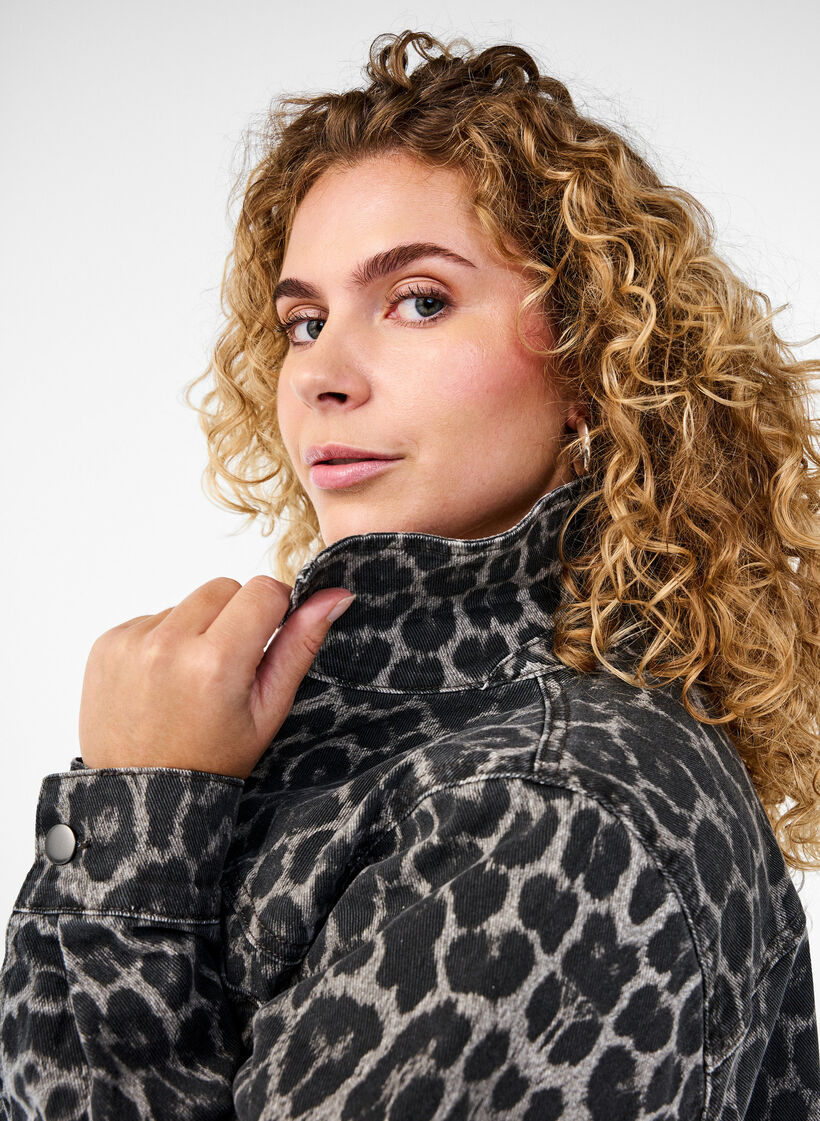 Jeansblus med leopardmönster och knappar, Grå, Model image number 4