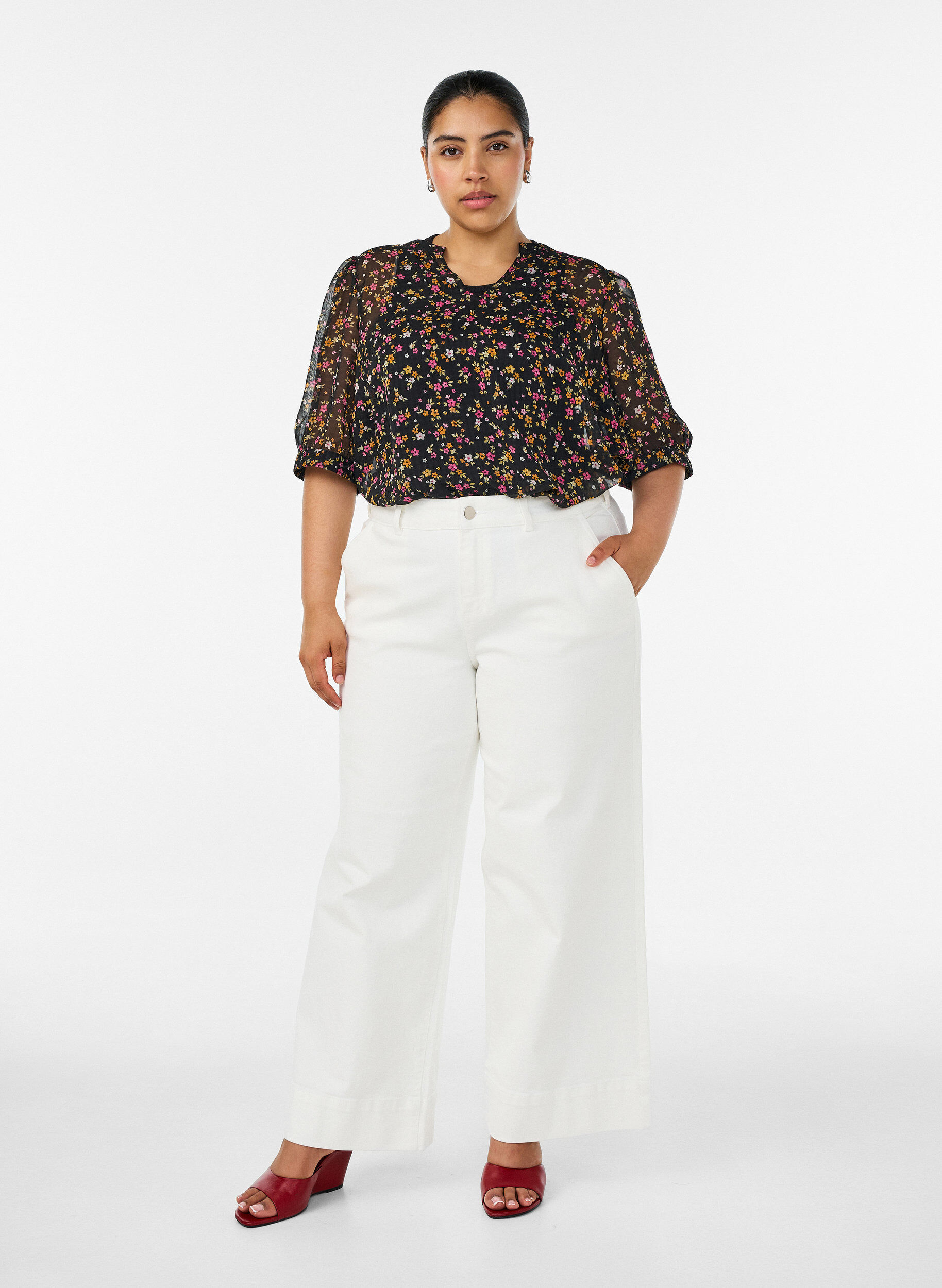 ZizziBlus med blommigt m&ouml;nster och v-ringning, Svart, Model image number 1