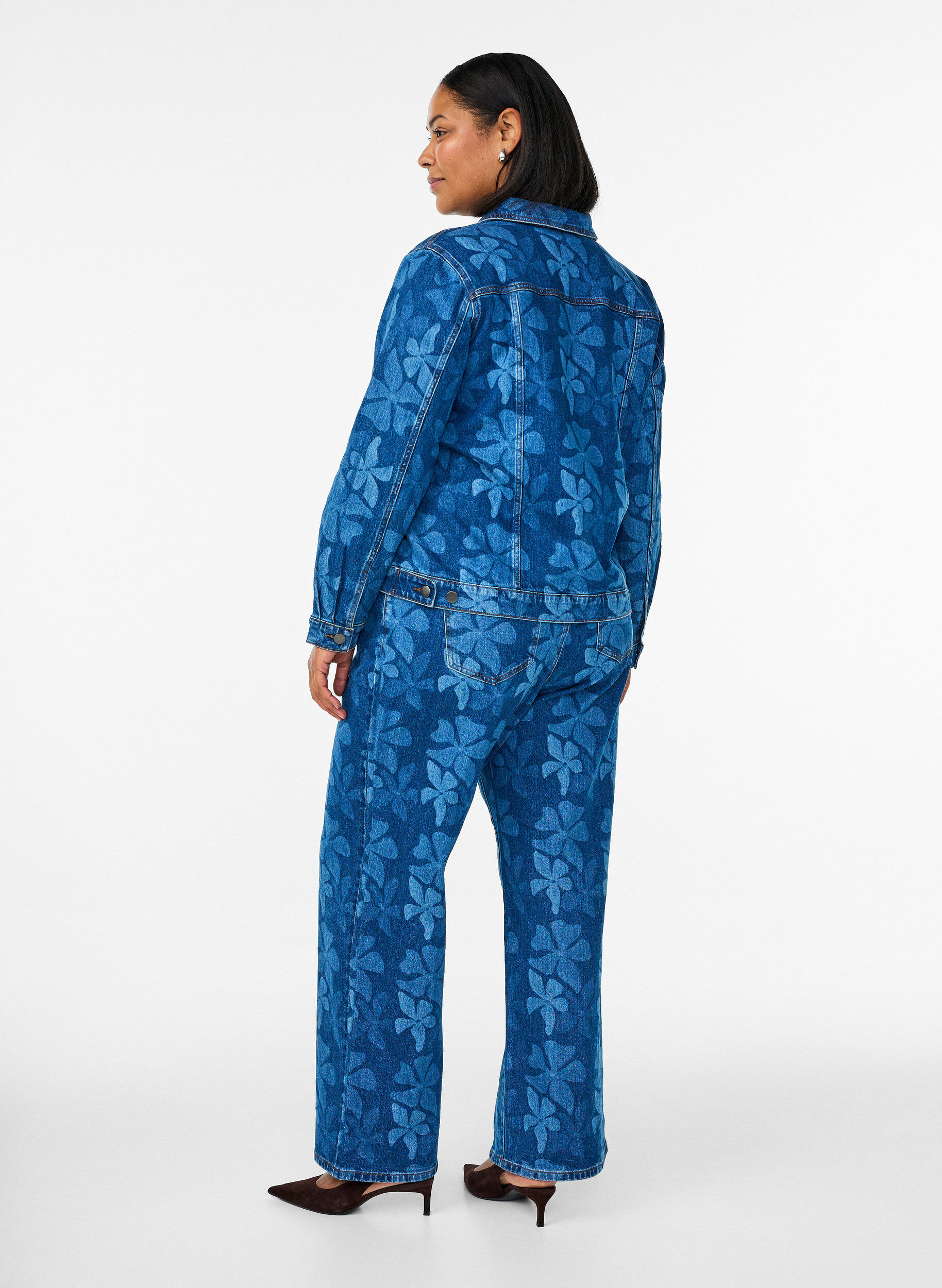 Zizzi Myra jeans i blommig denim med bred passform, Bl&aring;, Model image number 1