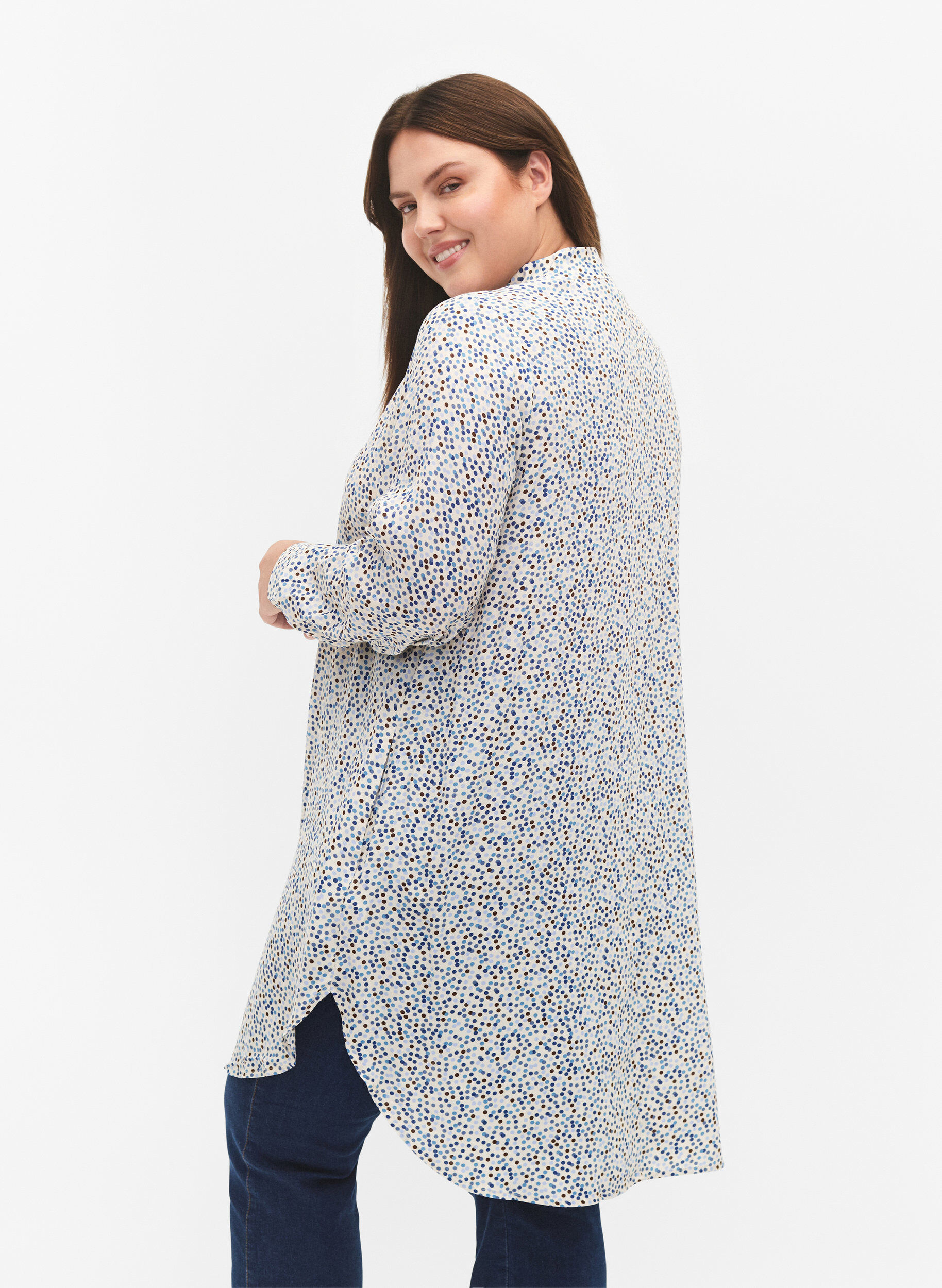 Zizzi Prickig viskoskl&auml;nning med knappar, Blue Dot AOP, Model image number 1