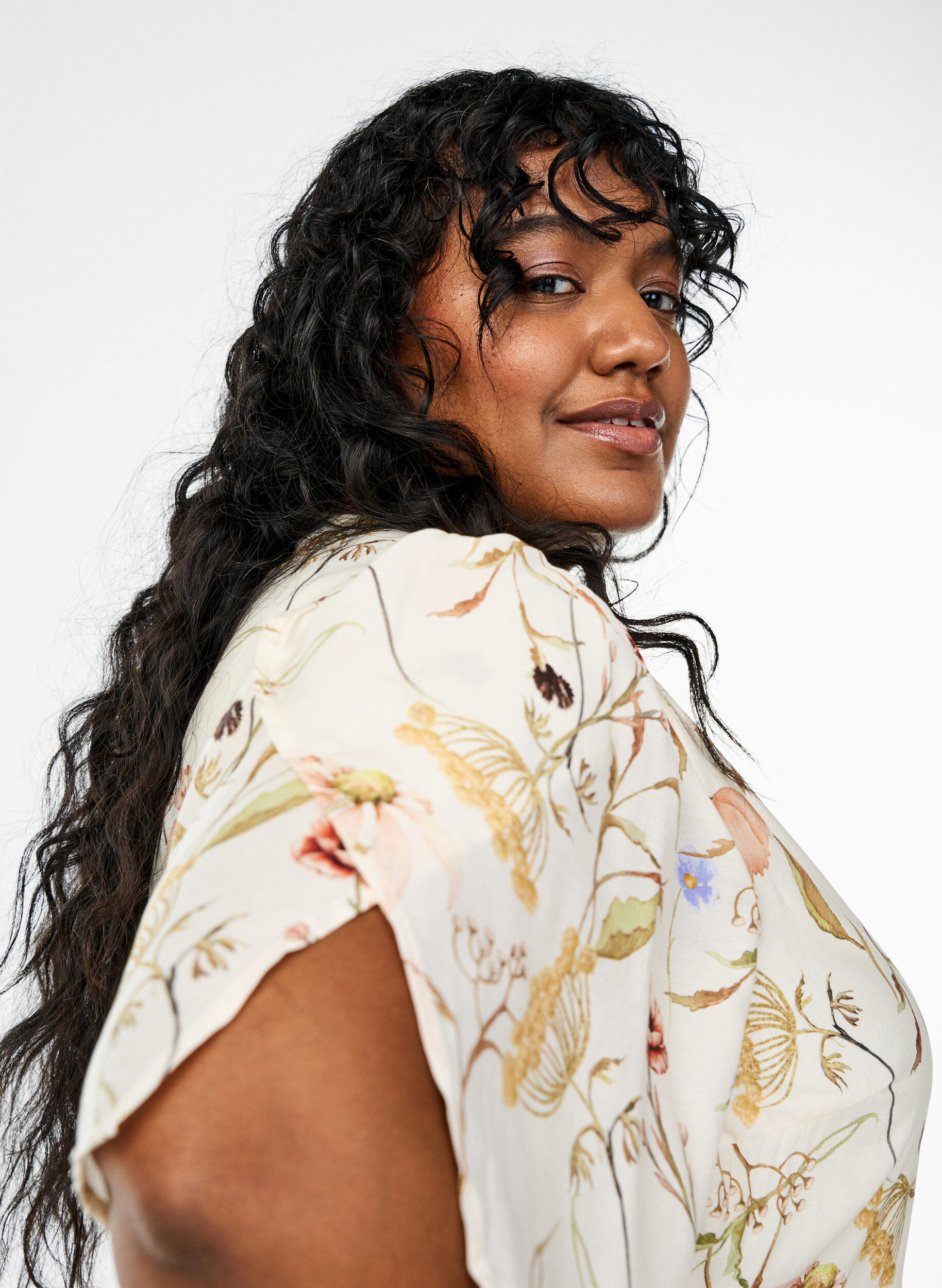 Zizzi Blommig midikl&auml;nning med A-linjeform, Beige, Model image number 3