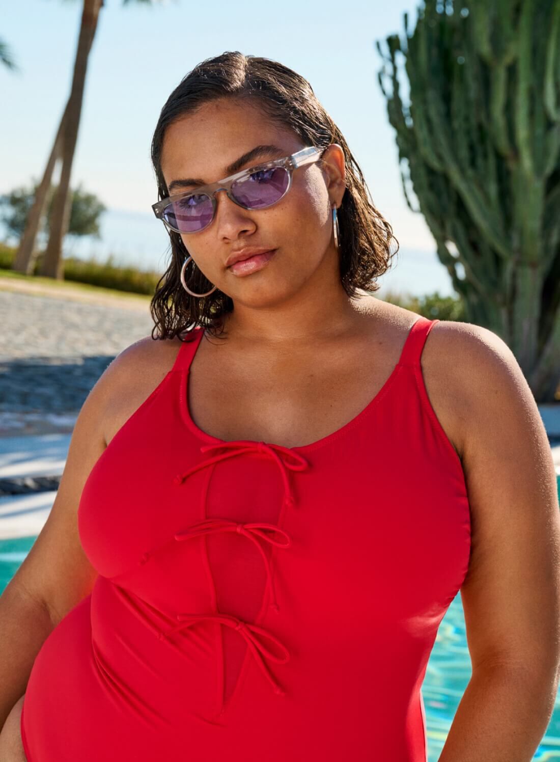 Zizzi R&ouml;d baddr&auml;kt med rosetter, , Model