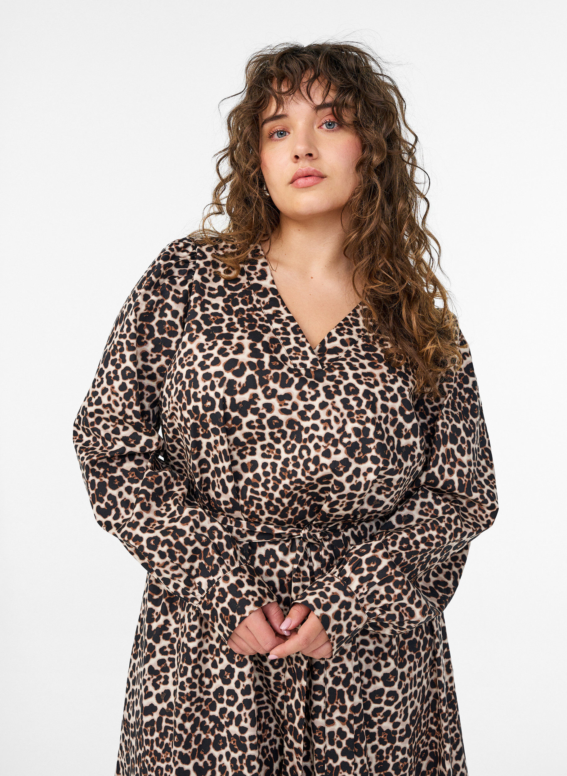 Zizzi Kl&auml;nning i ekologisk bomull med knytsk&auml;rp, Brun, Model image number 2