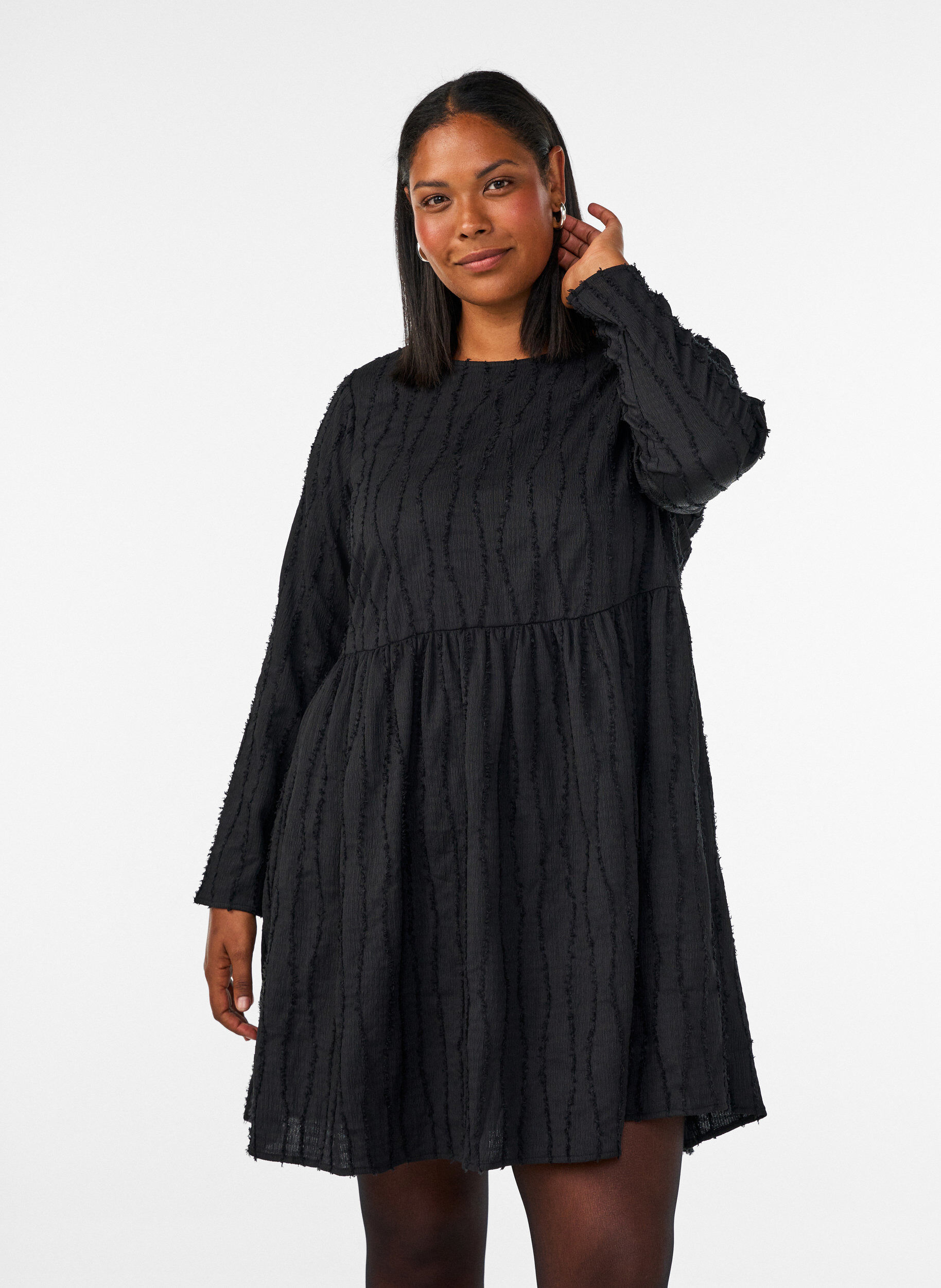 ZizziKort kl&auml;nning i jersey med v&aring;gigt strukturm&ouml;nster, Svart, Model image number 0