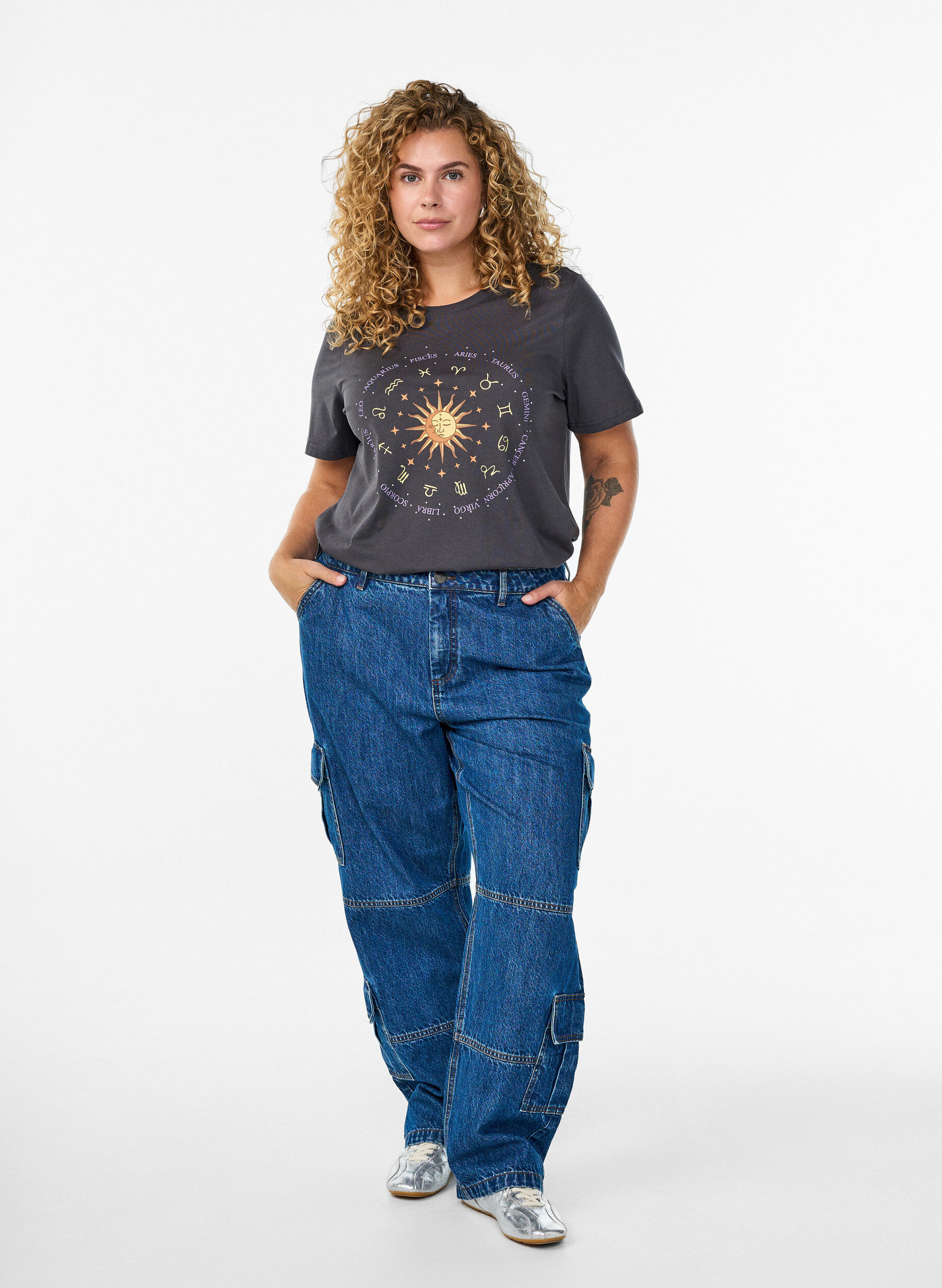 Zizzi T-shirt i bomull med tryck framtill, Gr&aring;, Model image number 1