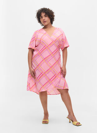 Rutig viskosklänning med omlott, Pink Check, Model image number 3