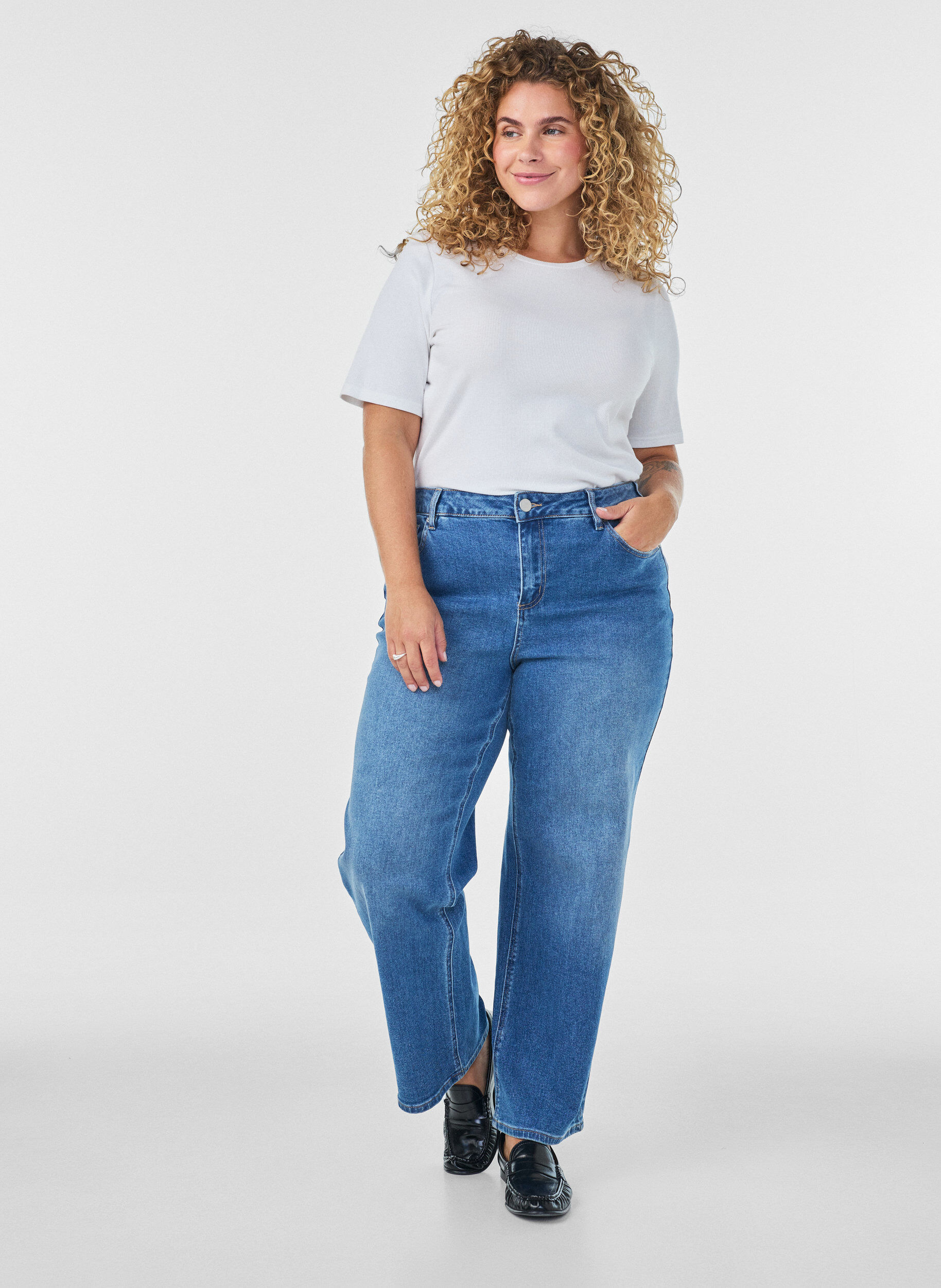 ZizziRaka jeans med en l&auml;tt sliten look, Bl&aring;, Model image number 0