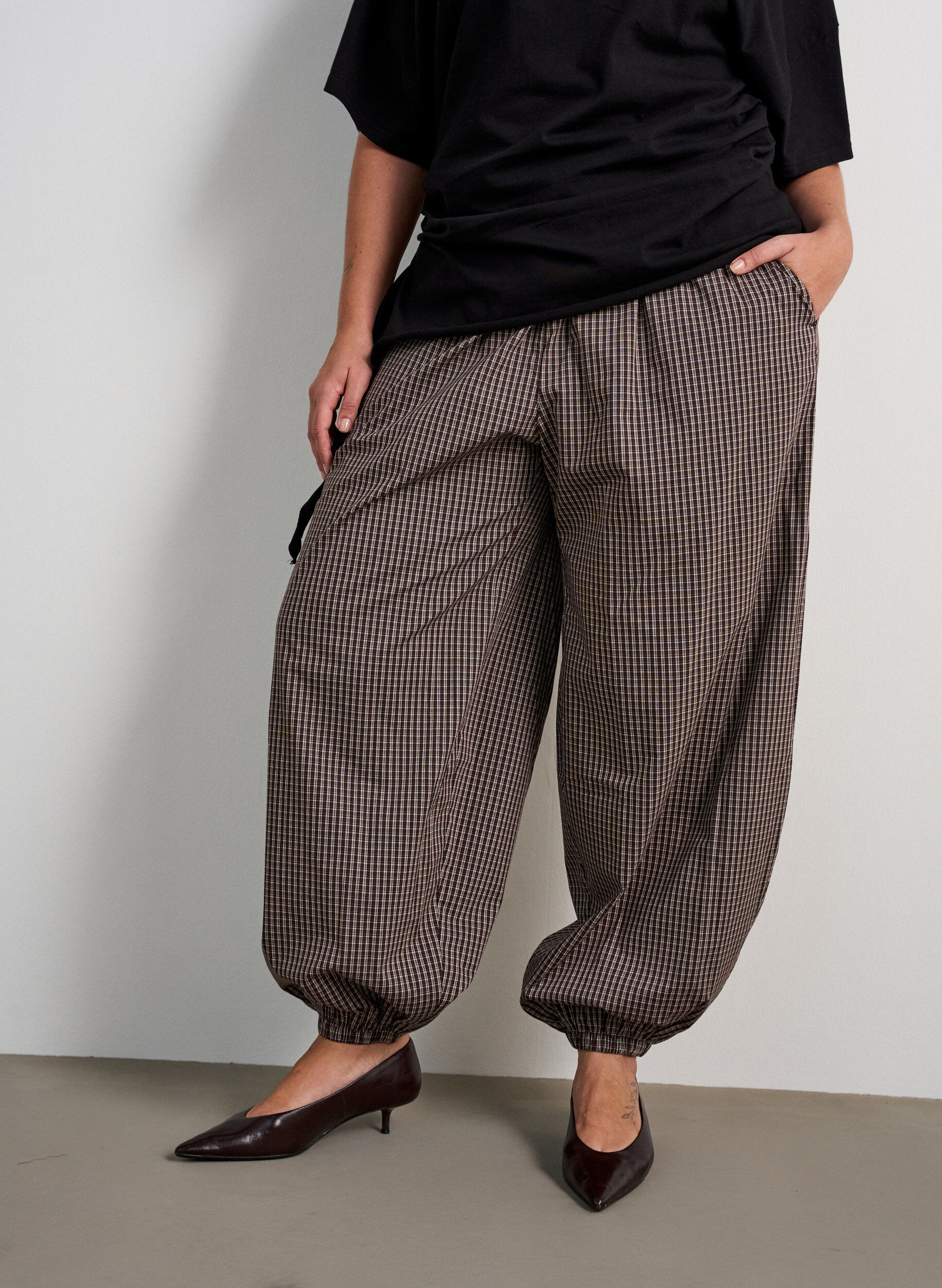 ZizziBallongbyxor med h&ouml;g midja och helt&auml;ckande m&ouml;nster, Brun, Model image number 2