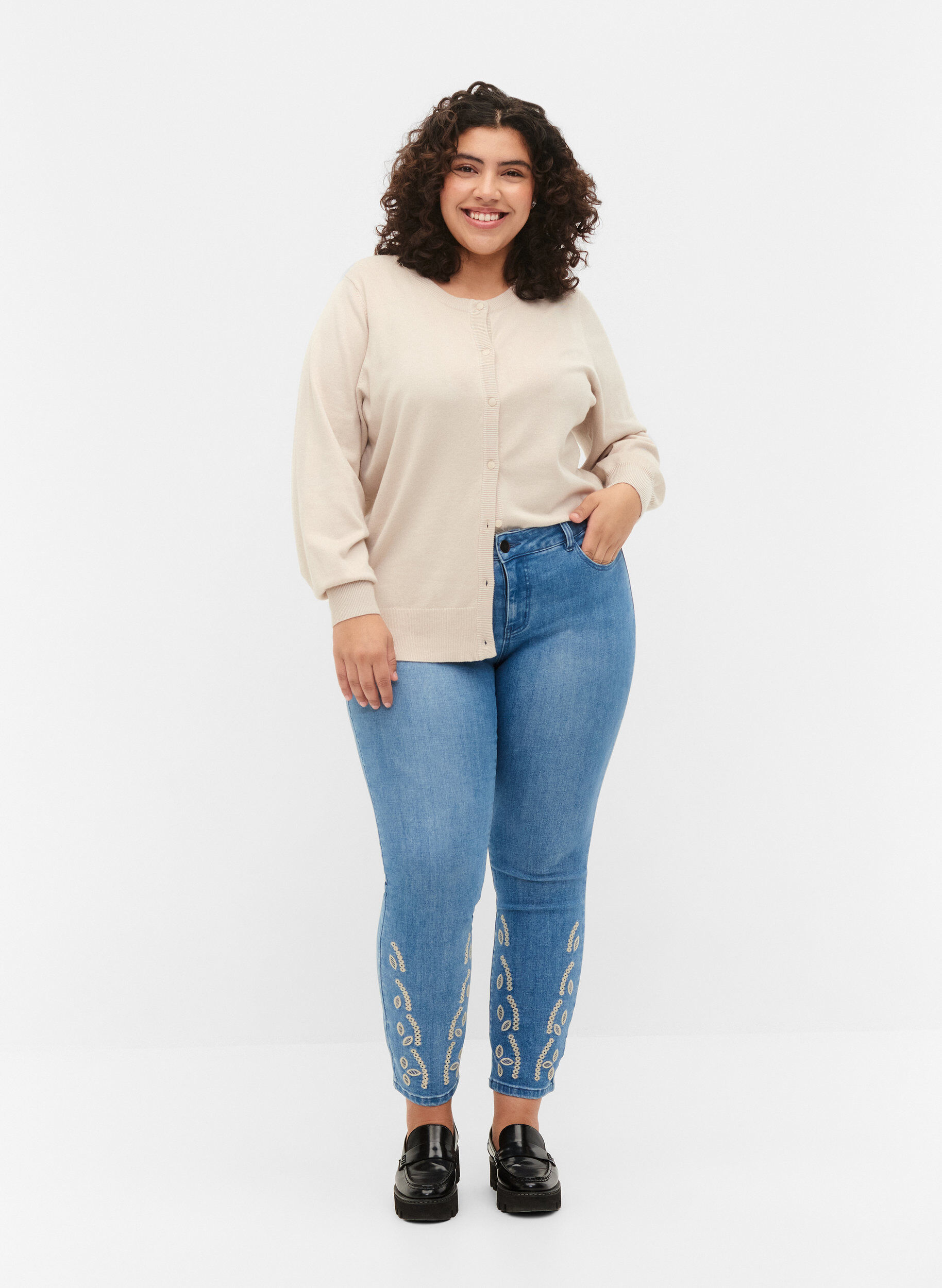 Zizzi Croppade Emily jeans med broderi, Blue denim, Model image number 0