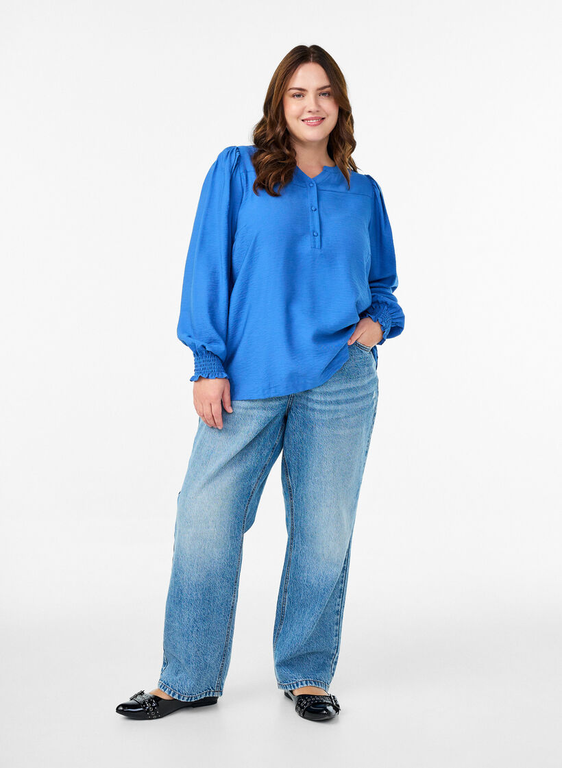 Viskosblus med smock och rynkade detaljer, Bl&aring;, Model image number 1