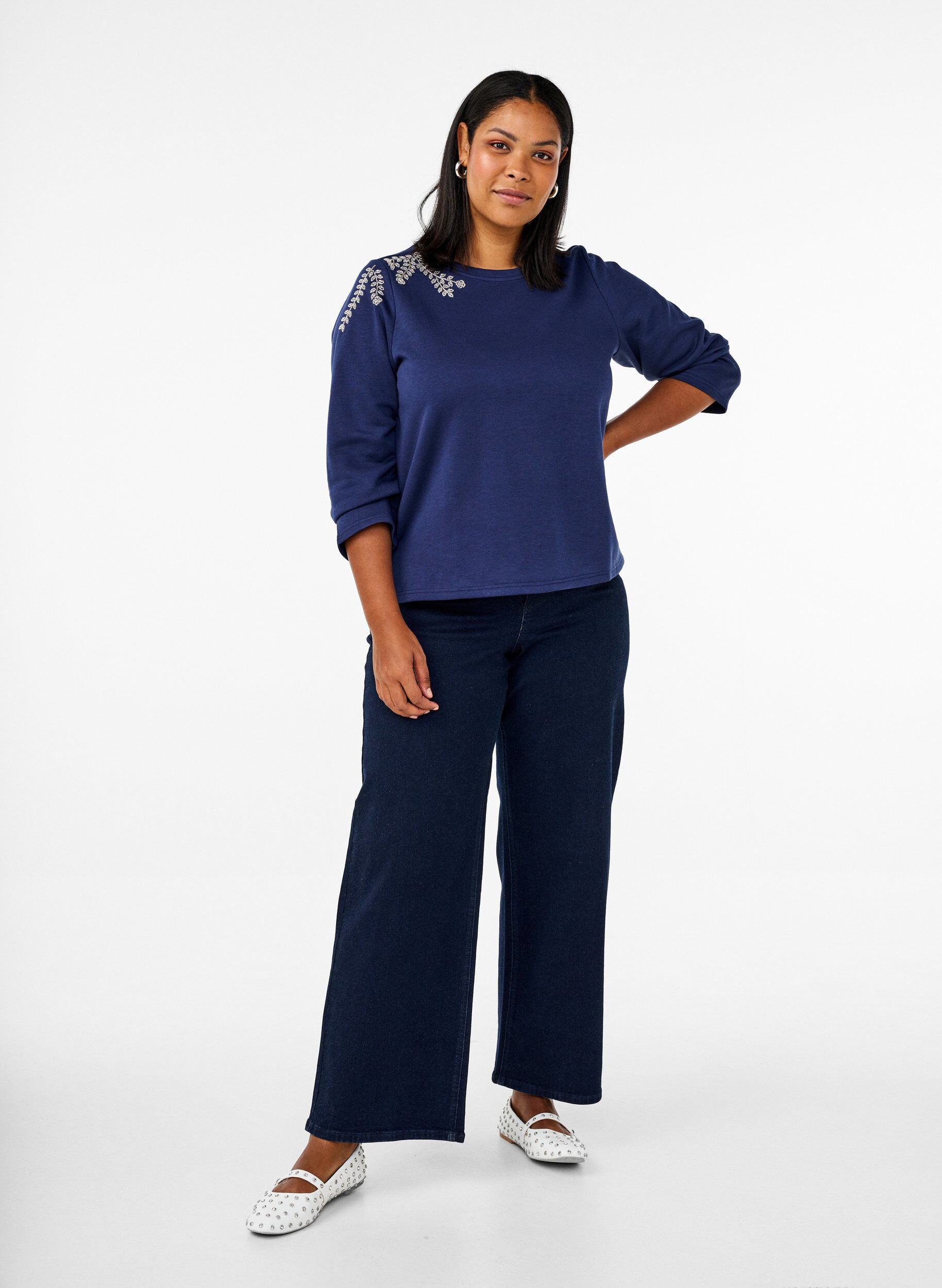 Zizzi Kort sweatshirt med p&auml;rldetaljer, Bl&aring;, Model image number 1