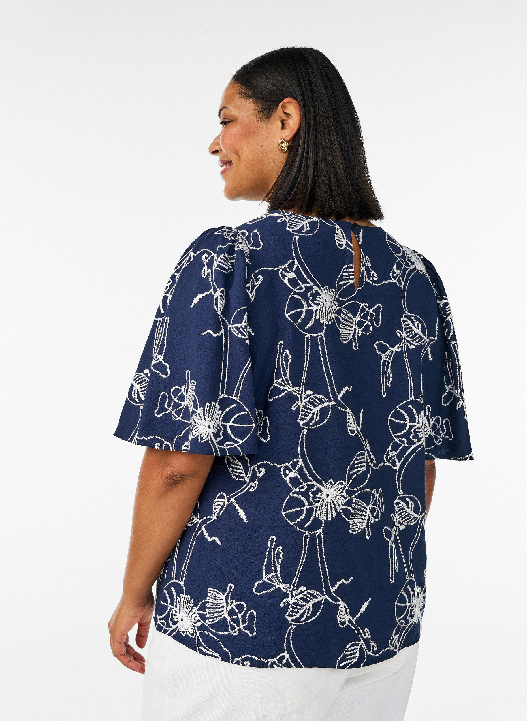 ZizziKort&auml;rmad blus med broderat m&ouml;nster, Bl&aring;, Model image number 2