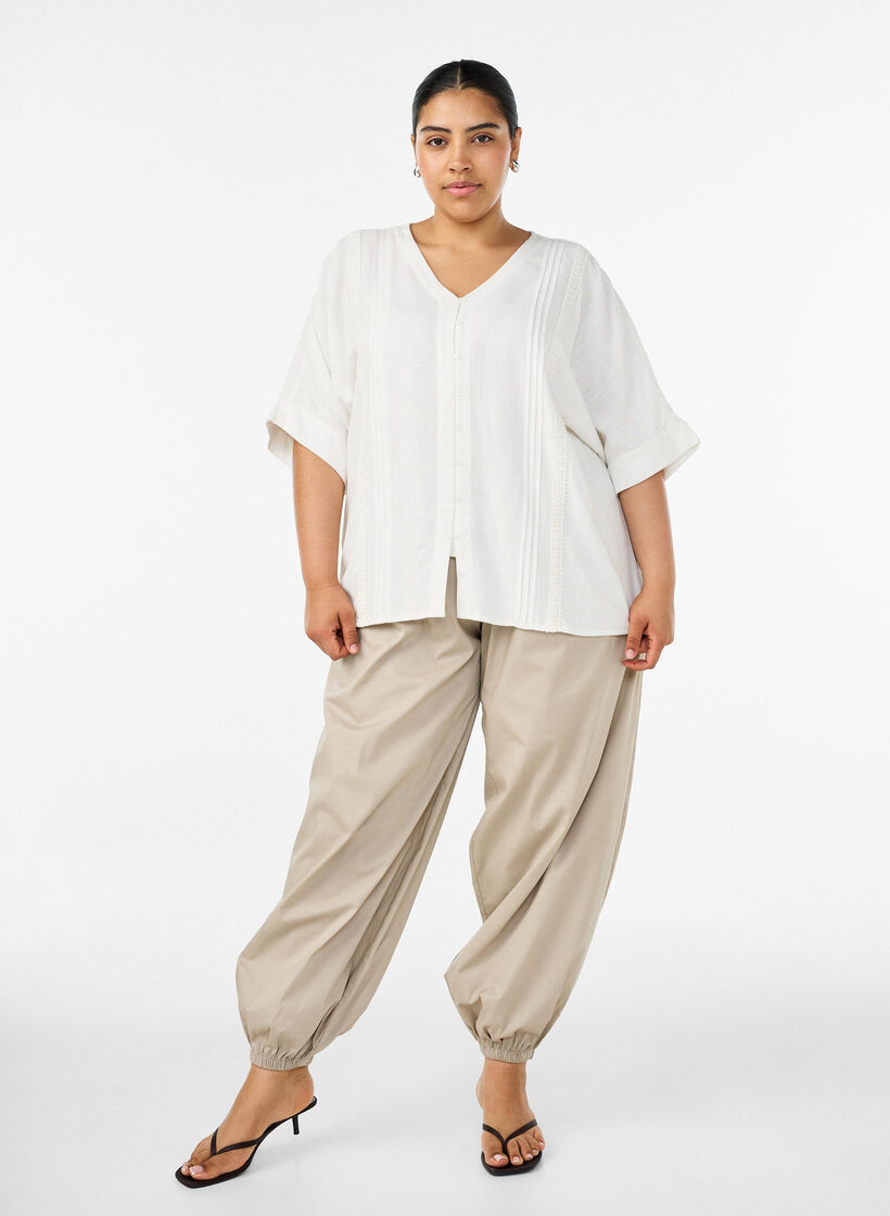 Blus i viskos med virkade detaljer och knappar, Vanilla, Model image number 1