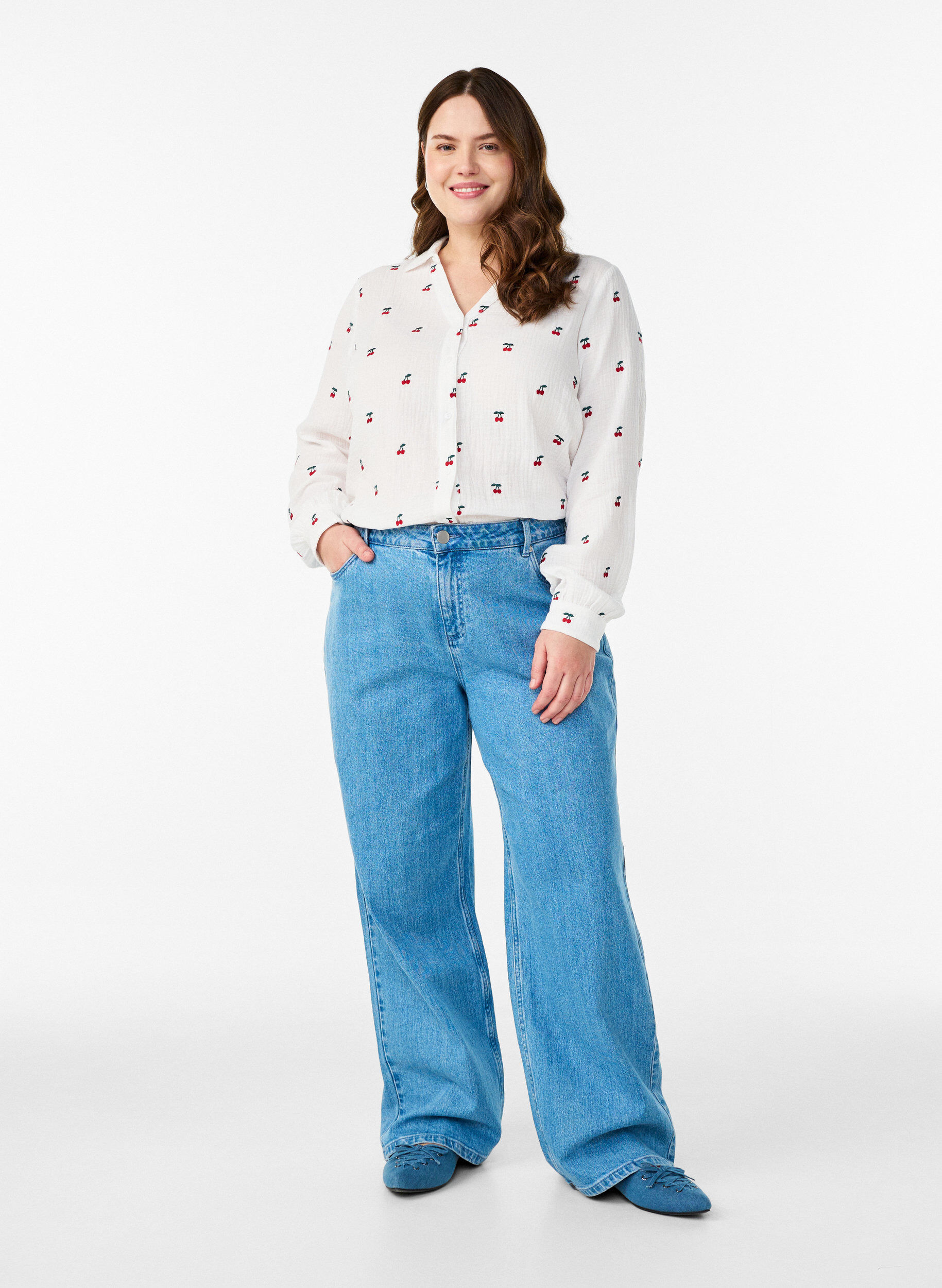 Zizzi L&aring;ng&auml;rmad blus i bomullsmuslin med broderade motiv, Vanilla, Model image number 1