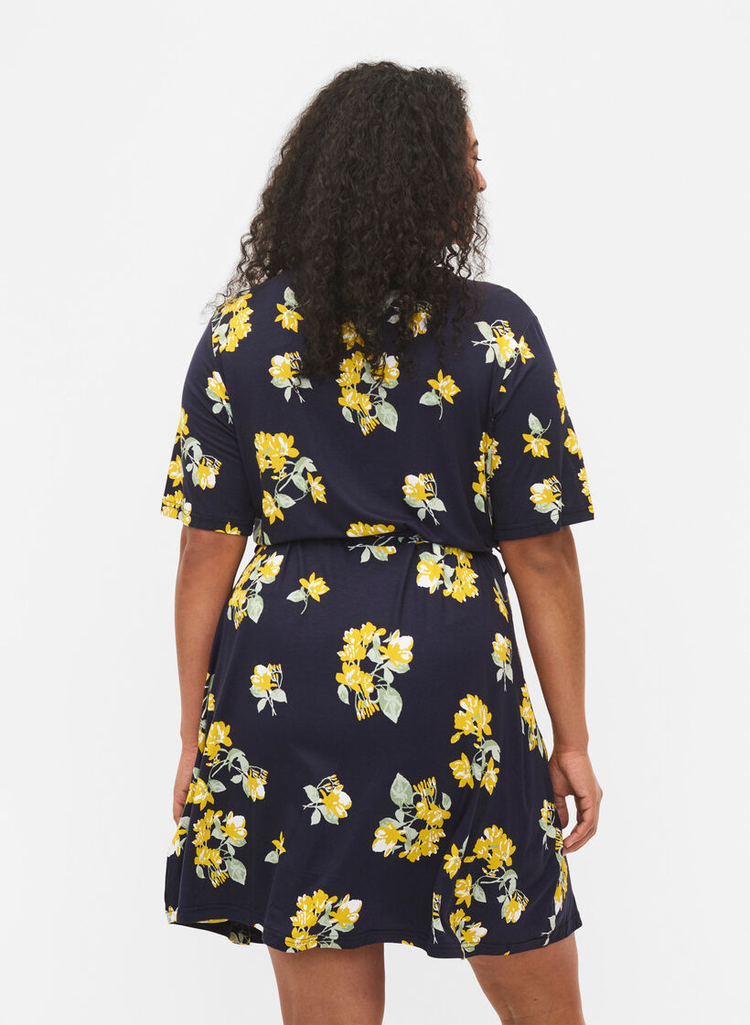 Omlottklänning i viskos med korta ärmar, Night Sky AOP Flower, Model image number 1