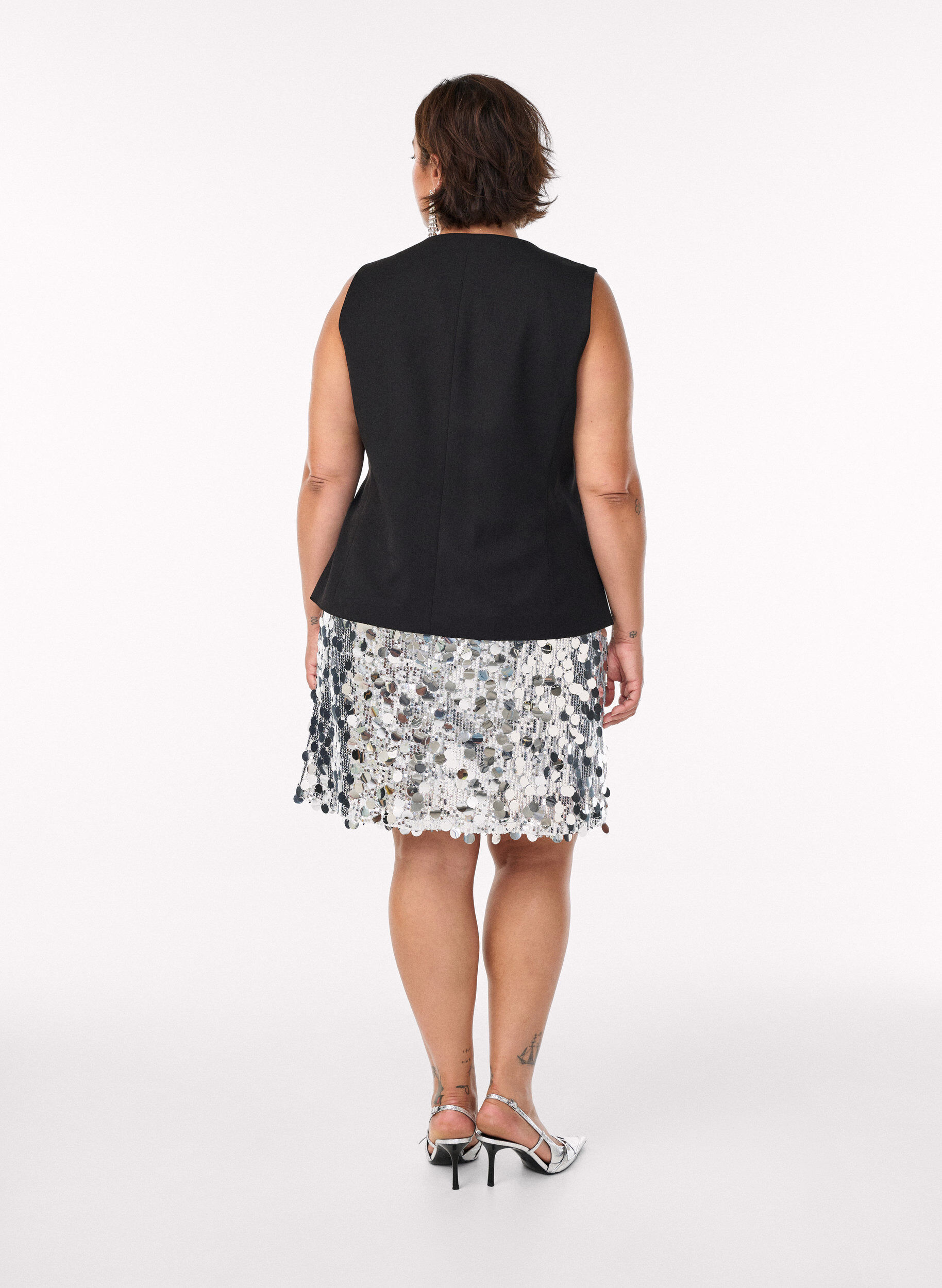 Zizzi V&auml;st med kn&auml;ppning, Svart, Model image number 2