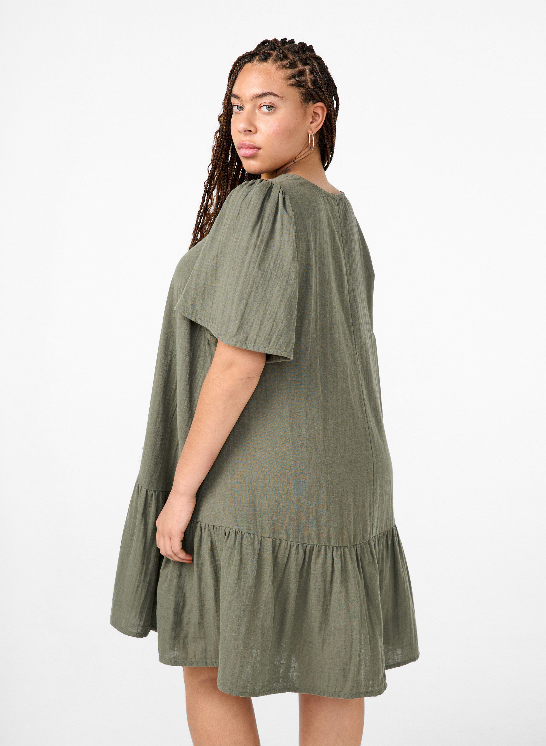 Zizzi Kort&auml;rmad kl&auml;nning i bomull med a-linjeformad sk&auml;rning, Thyme, Model image number 1