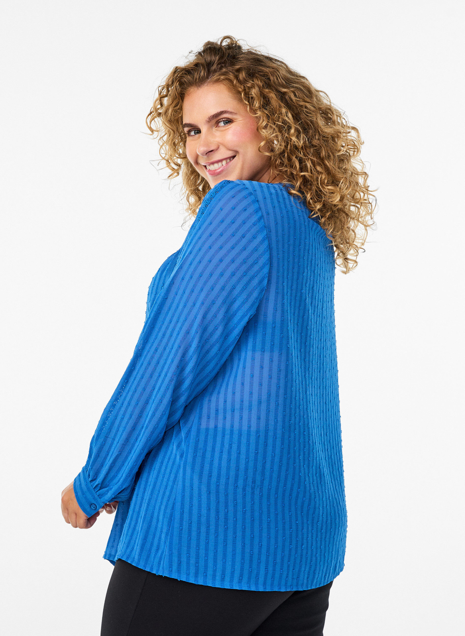 Zizzi Skjorta med strukturerat prickm&ouml;nster och broderidetaljer, Bl&aring;, Model image number 2