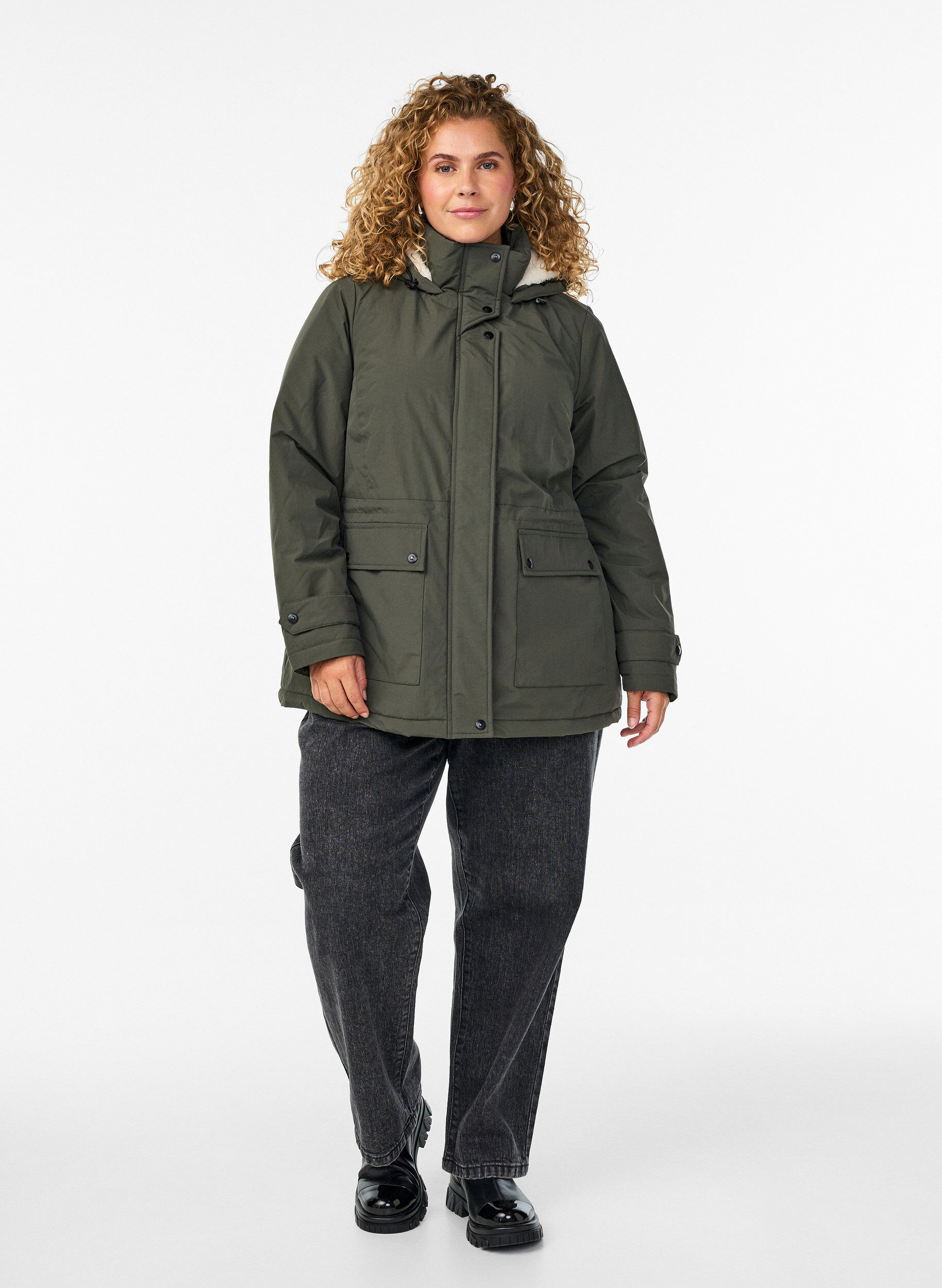 Zizzi L&auml;tt vadderad parkas med teddyfodrad huva, Gr&ouml;n, Model image number 1