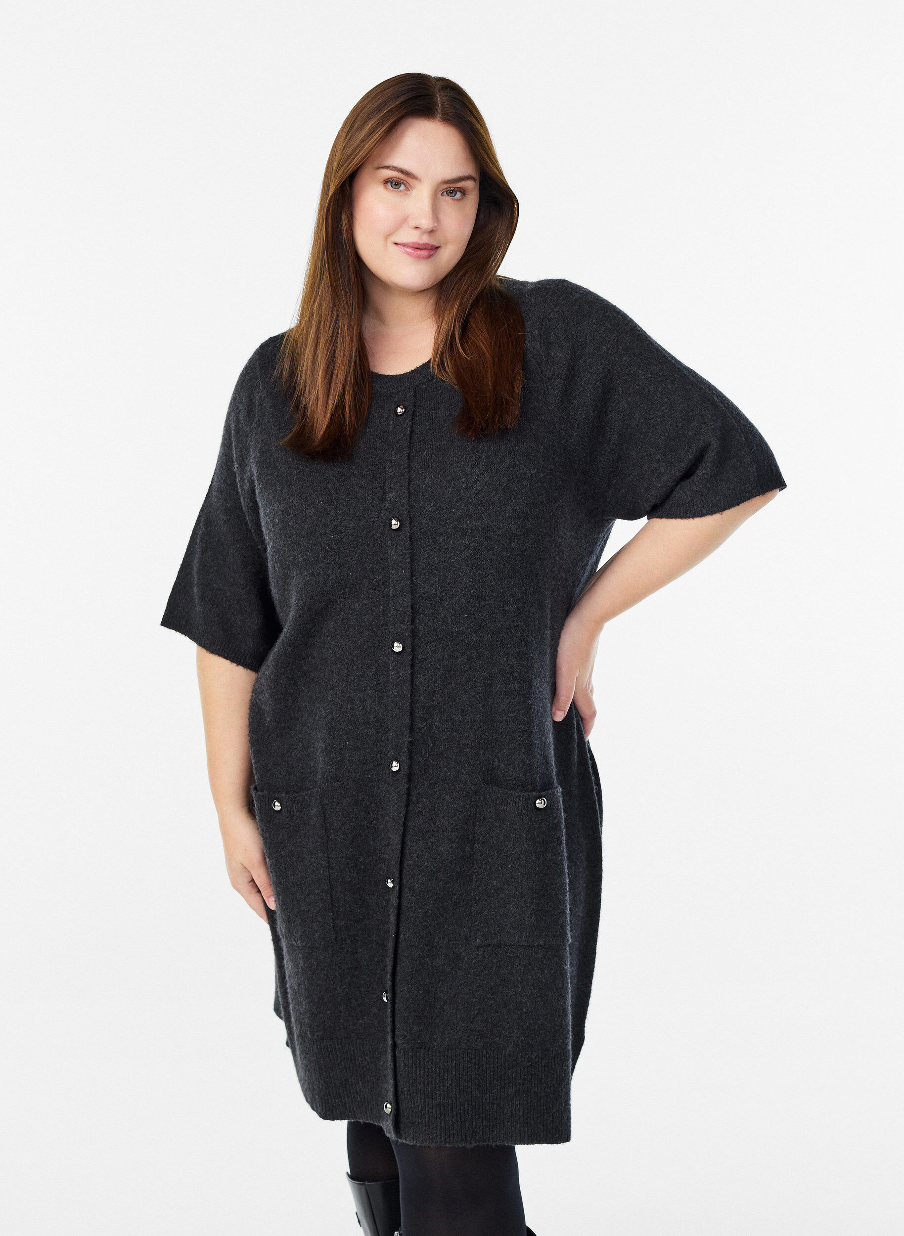 Kort stickad kl&auml;nning med korta &auml;rmar och klotknappar, Gr&aring;, Model