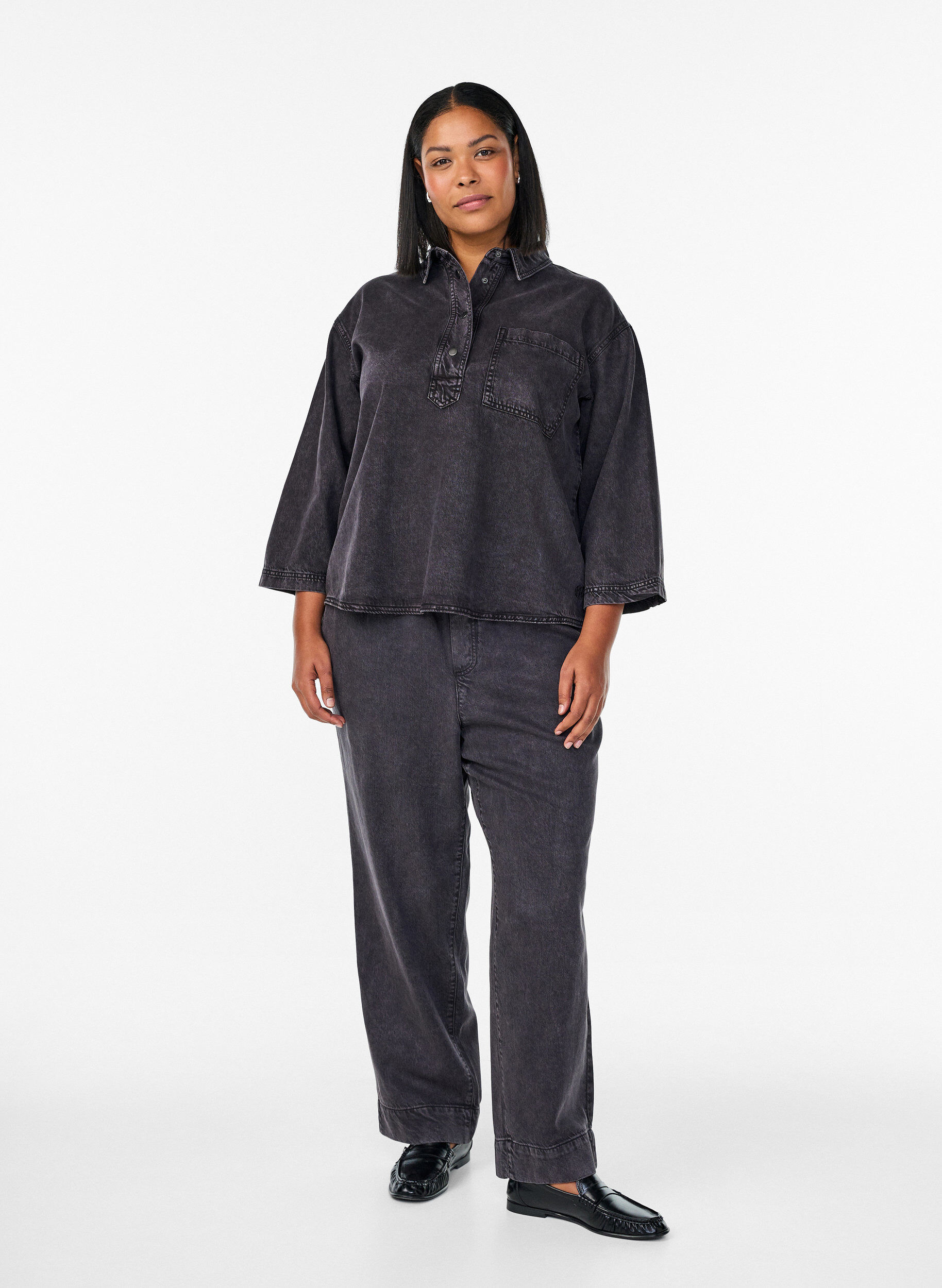 Vida jeans med res&aring;r i midjan, Gr&aring;, Model