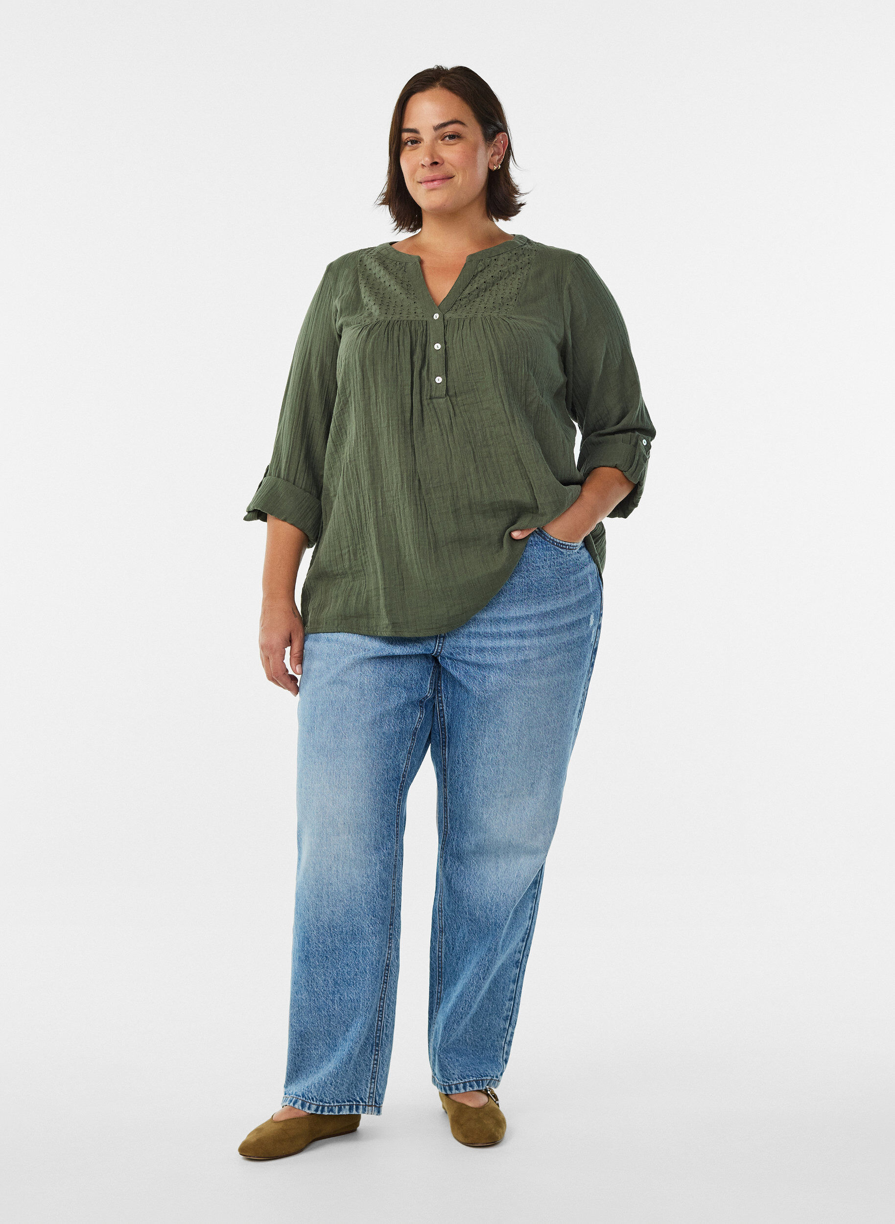 Zizzi Blus i bomullsmuslin med broderie anglaise, Gr&ouml;n, Model image number 1