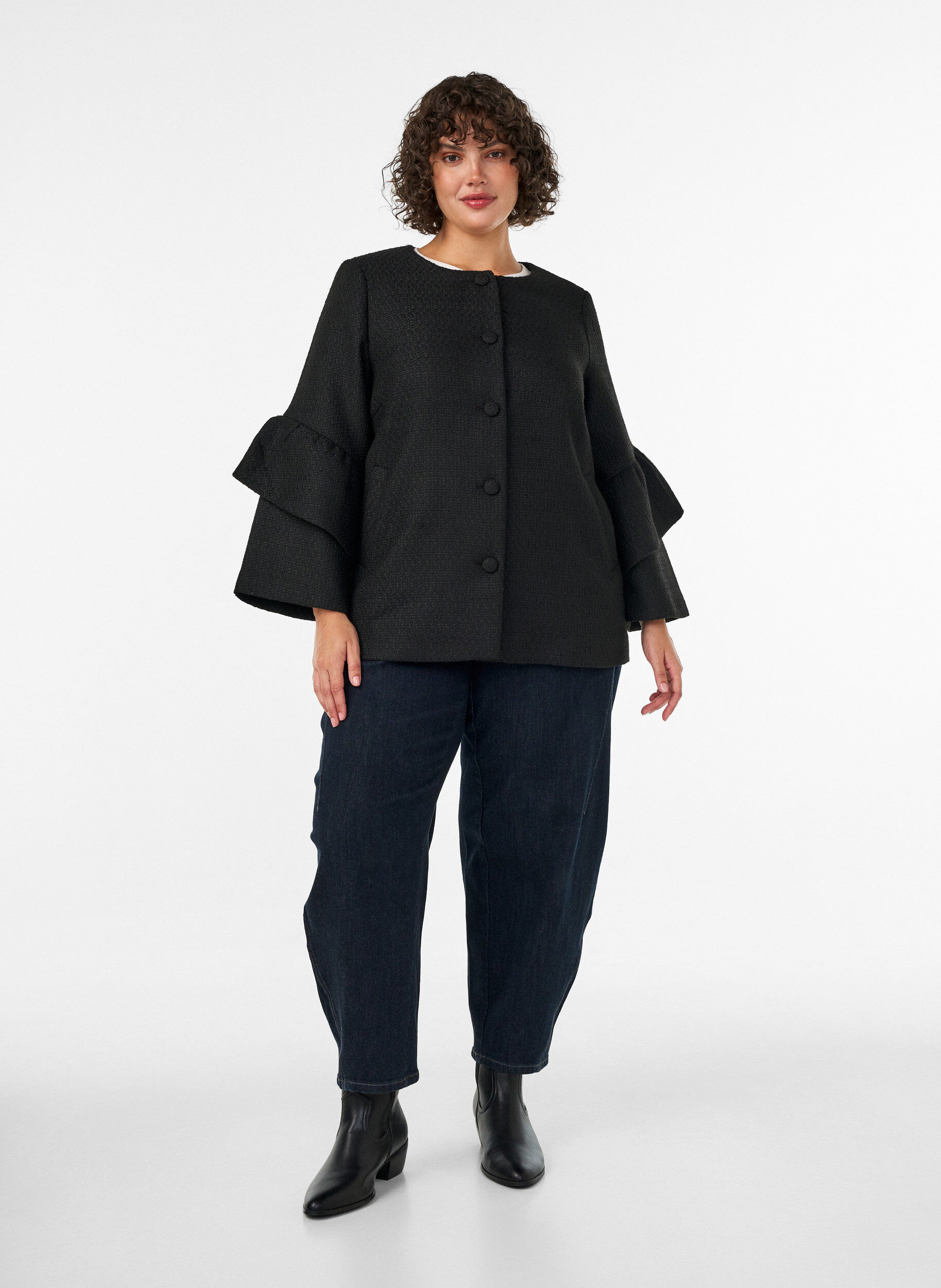 ZizziJacka i boucl&eacute; med volangdetaljer, Svart, Model image number 1