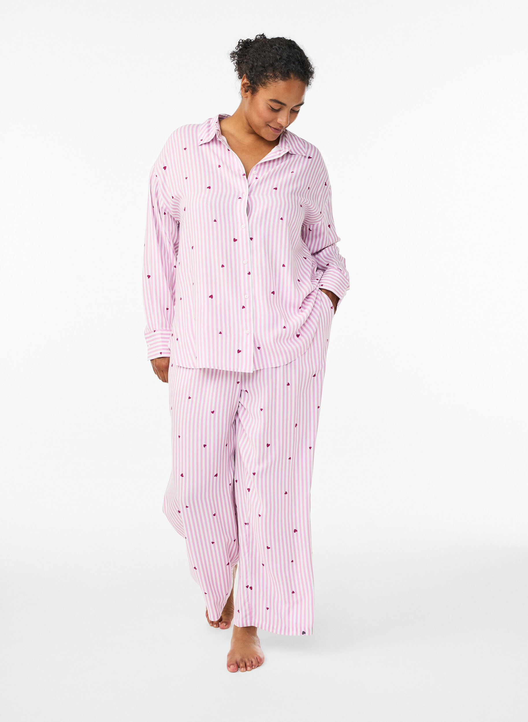 Zizzi L&ouml;sa nattbyxor med r&auml;nder och hj&auml;rtan, Rosa, Model image number 0