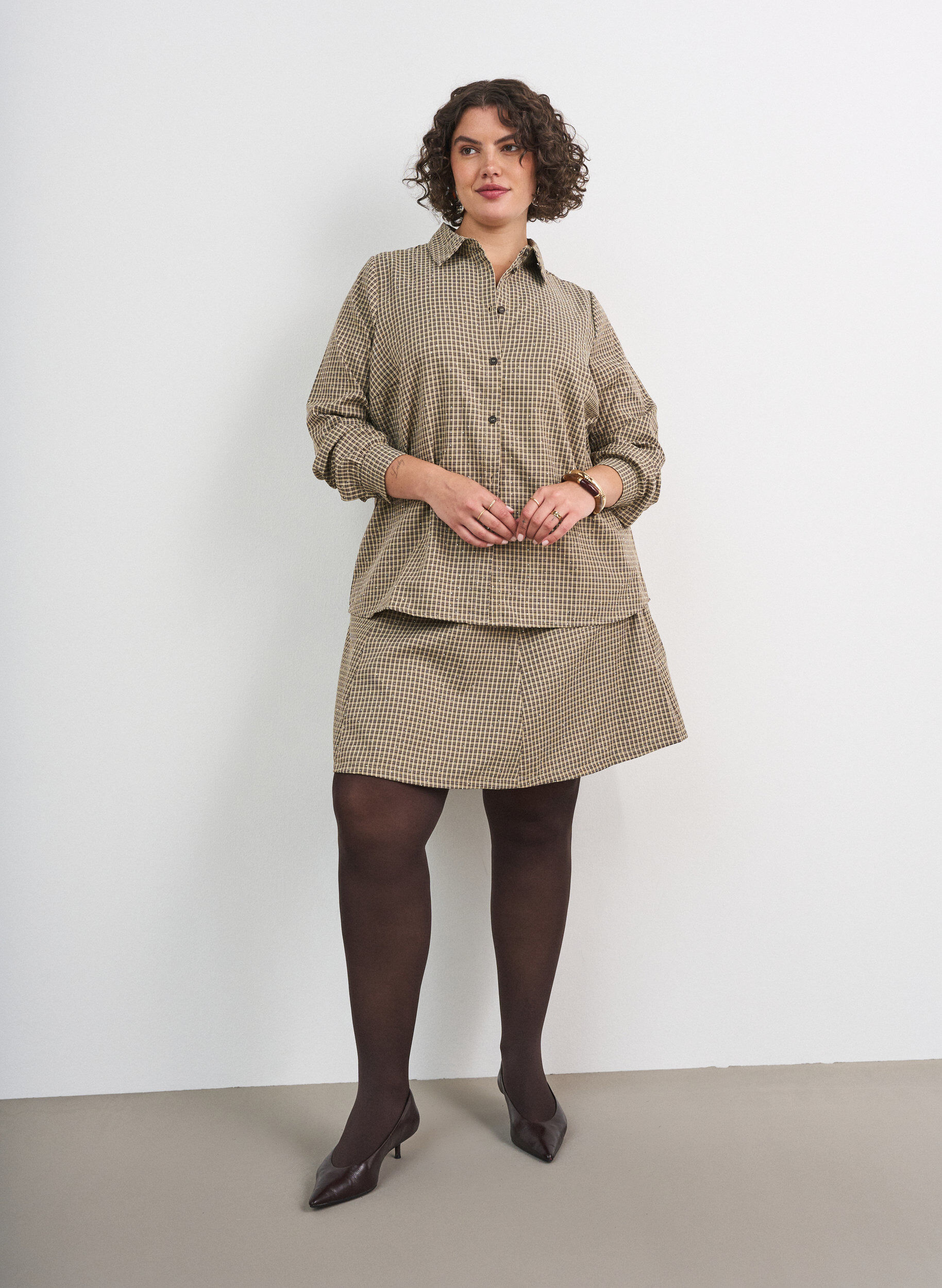 ZizziKjol med sm&aring;rutigt m&ouml;nster och strass, Brun, Model image number 1