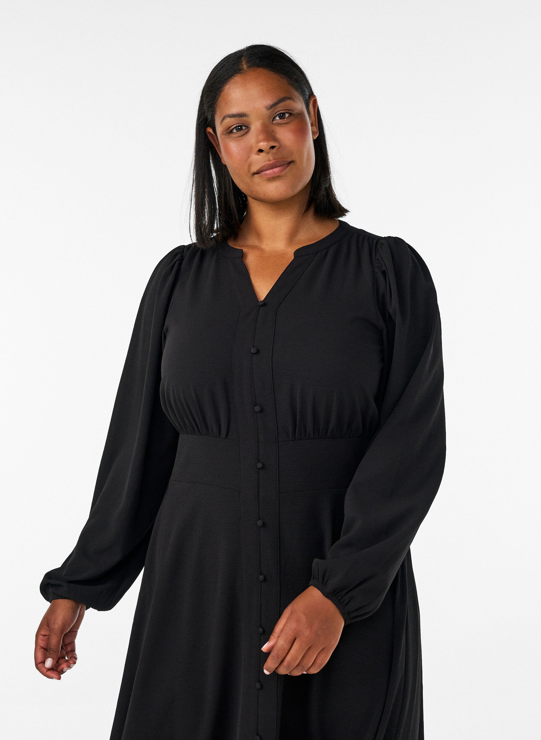 ZizziMidikl&auml;nning med smock och dekorativa knappar, Svart, Model image number 2
