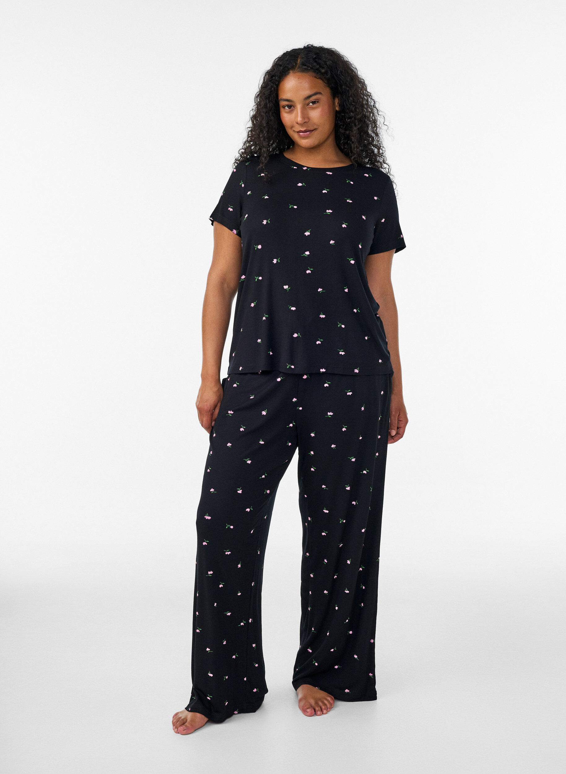 Pyjamasbyxor med ribbad struktur och blommigt m&ouml;nster, Svart, Model