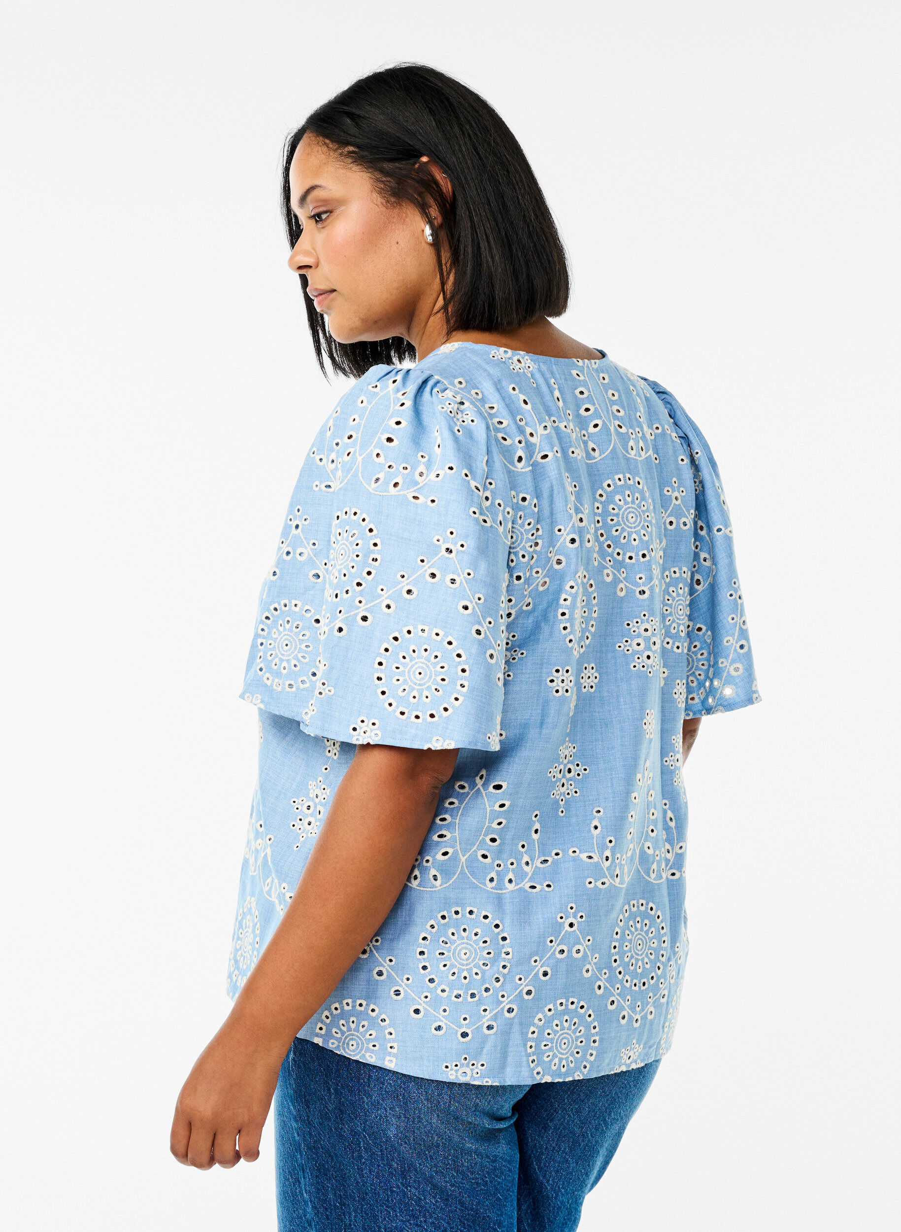 Zizzi Blus med broderie anglaise och korta puff&auml;rmar, Bl&aring;, Model image number 2