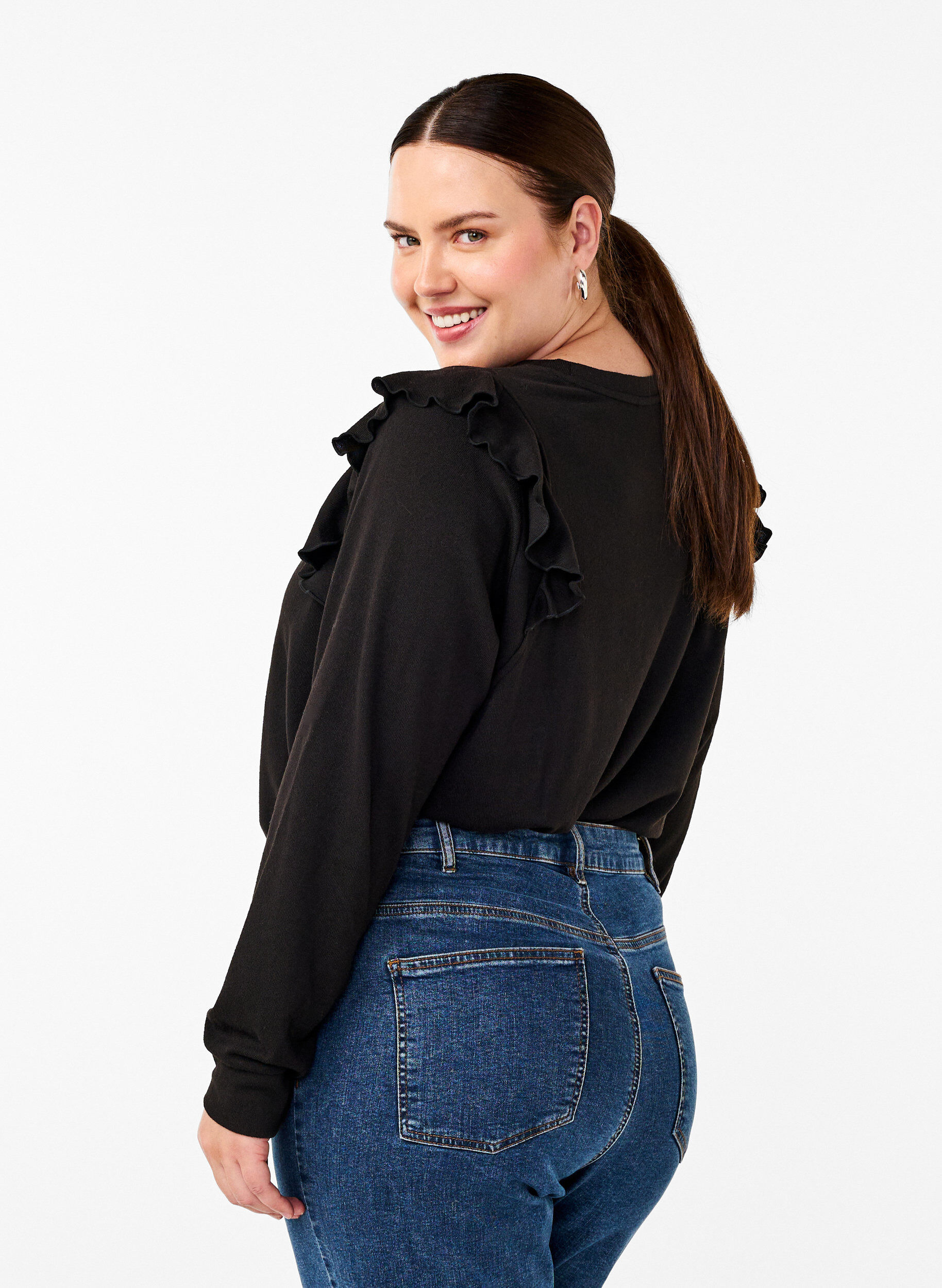 Zizzi L&aring;ng&auml;rmad blus med volangdetaljer, Black, Model image number 1