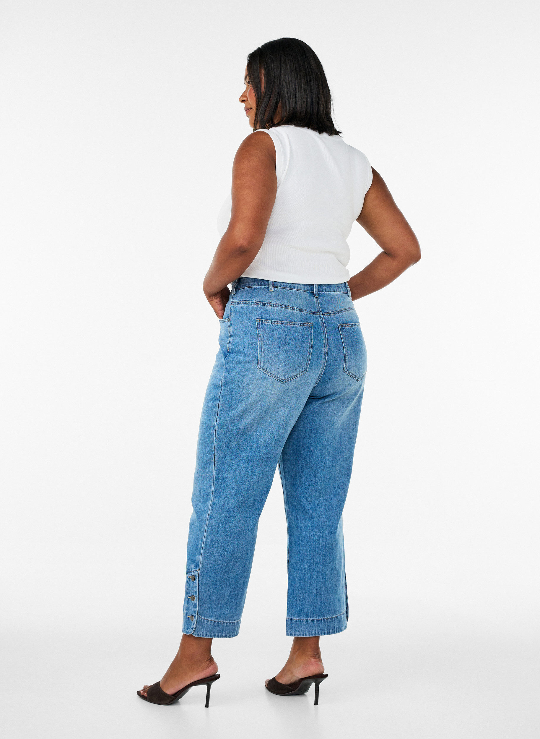 ZizziCroppade Kiana-jeans med rak passform och knappdetaljer, Bl&aring;, Model image number 1