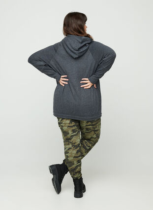 Cropped jeans med camouflageprint, Ivy Green/Camo, Model image number 1