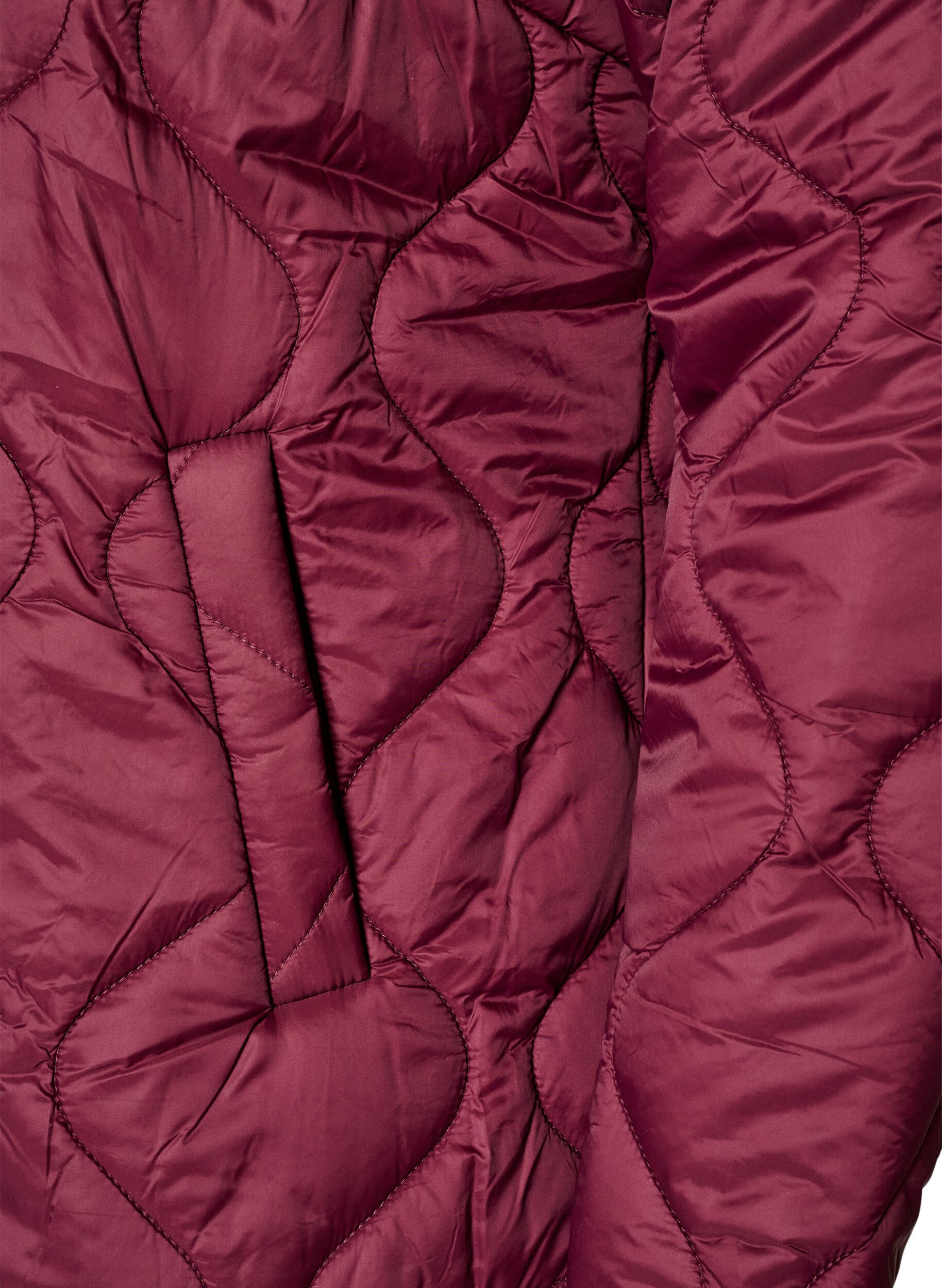 ZizziQuiltad jacka med tryckknappar och rund hals, M&ouml;rk Bordeaux, Packshot image number 3