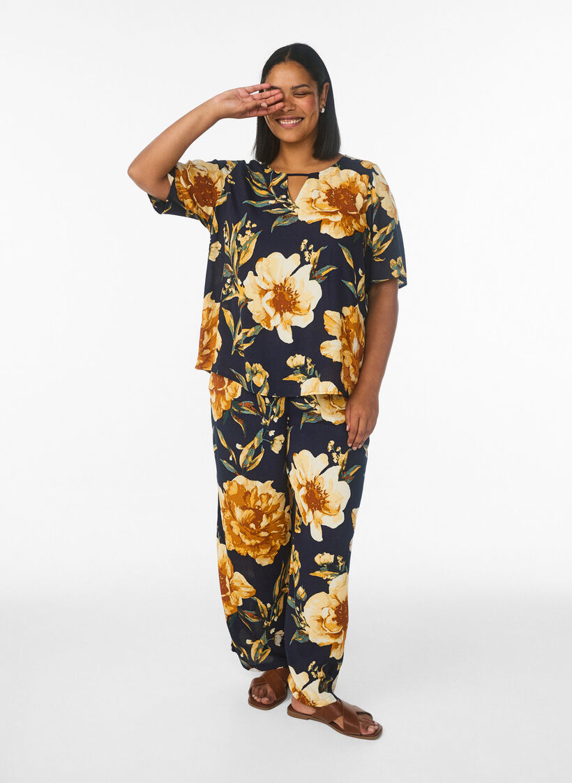 Kort&auml;rmad blus i viskos med m&ouml;nster, Bl&aring;, Model image number 1