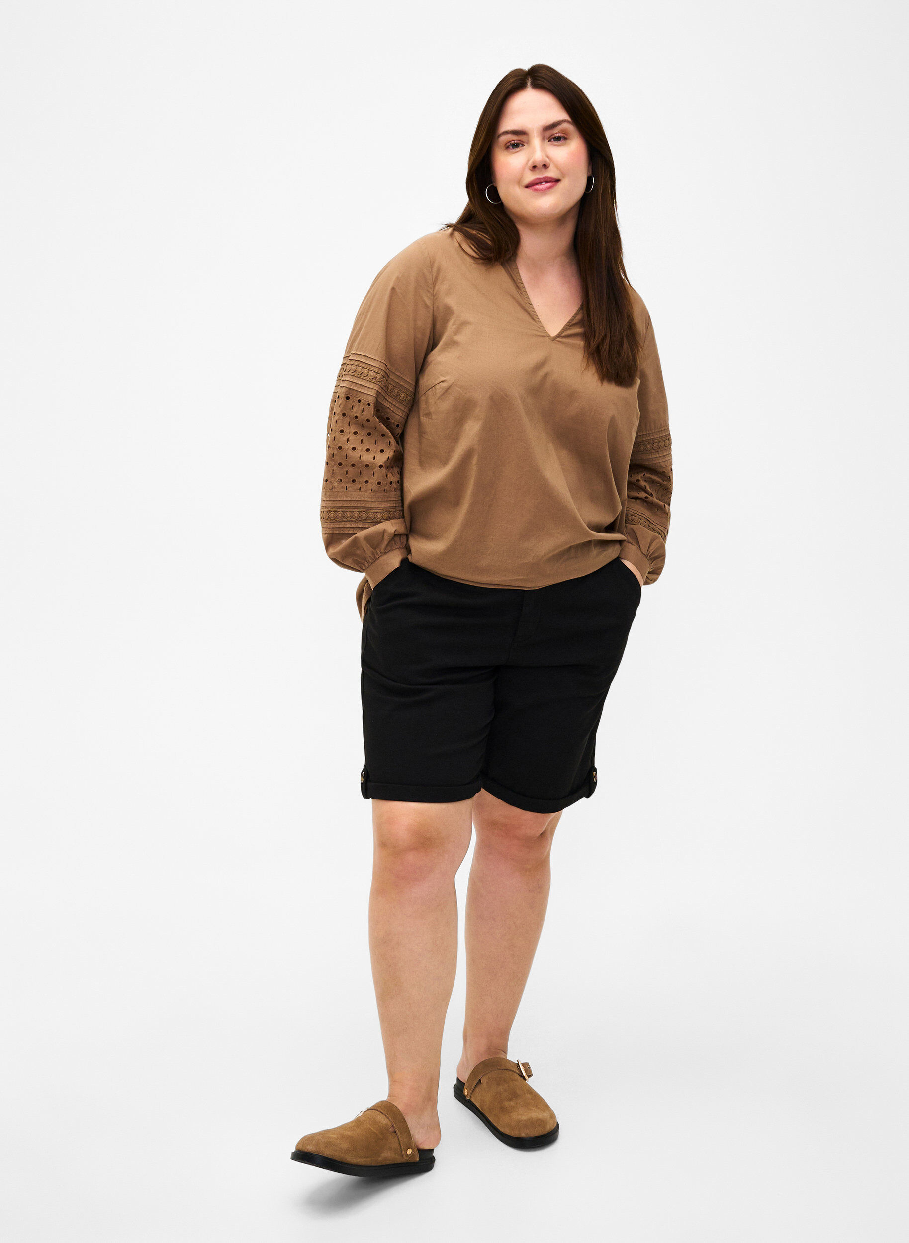 Zizzi Chinoshorts med fickor, Black, Model image number 3