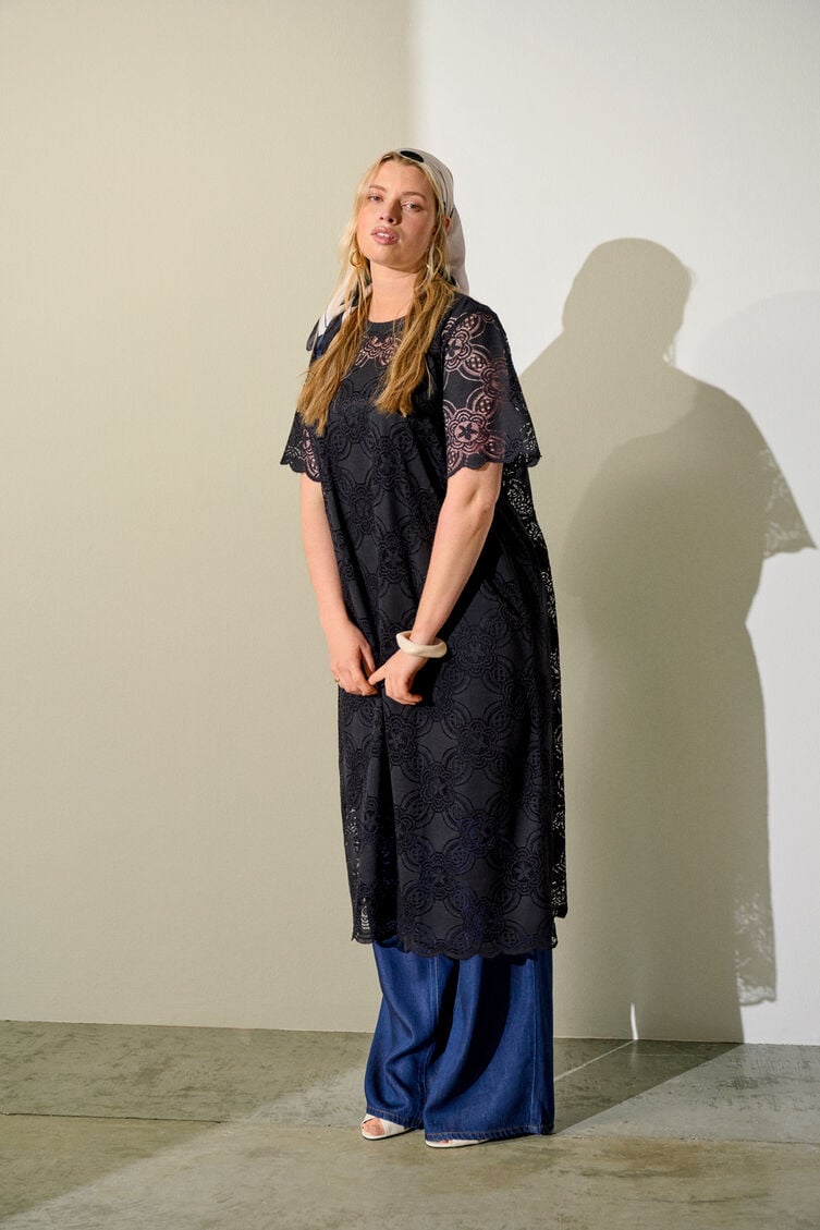 Kl&auml;nning i spets, , Model