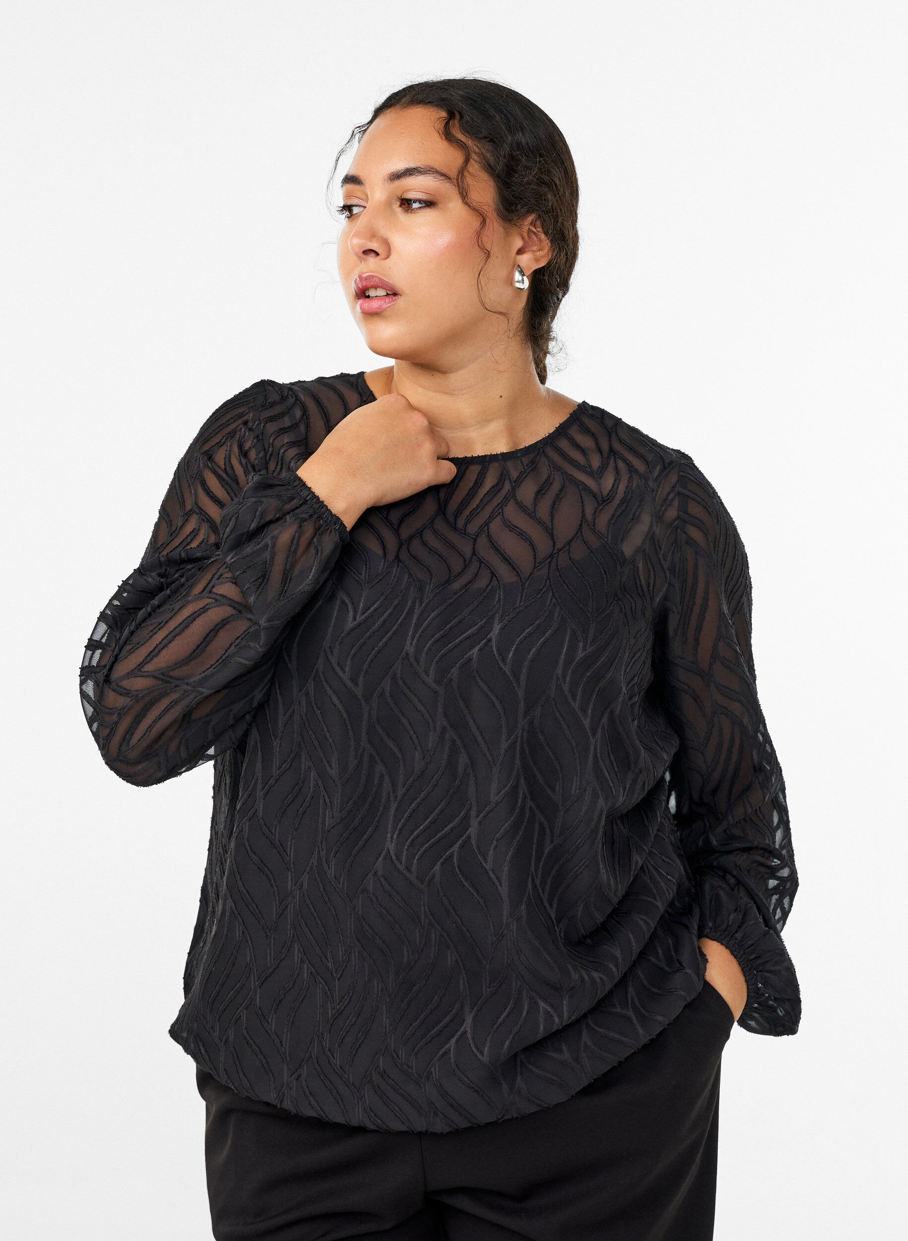 Blus i chiffong med strukturm&ouml;nster, Svart, Model