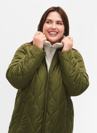 Lång quiltad jacka med fickor och dragkedja, Winter Moss, Model image number 3