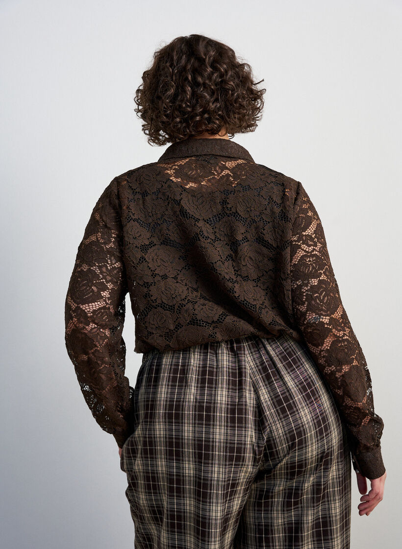 Skjorta i spets med p&auml;rlknappar, Brun, Model image number 2