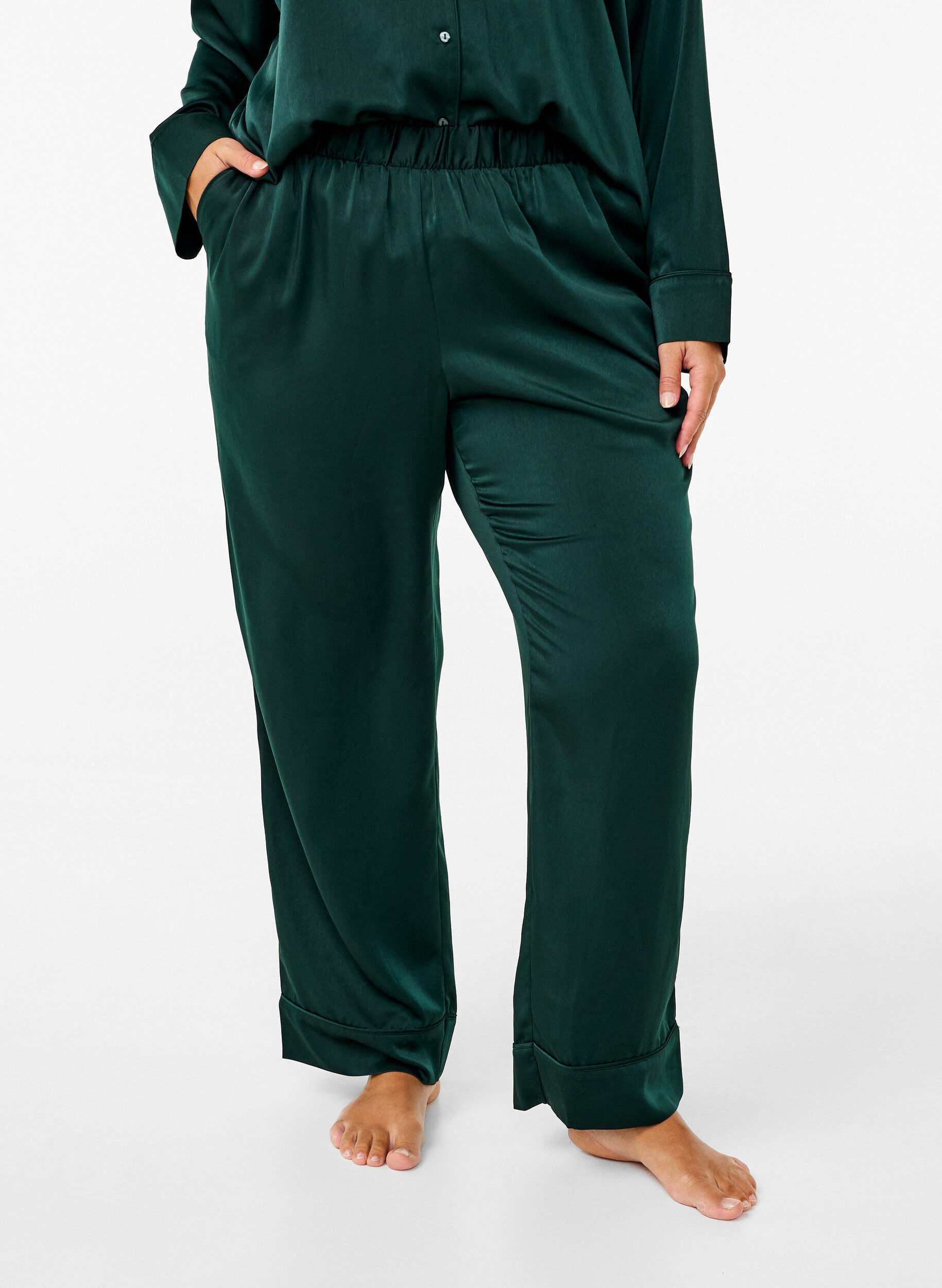 Zizzi Pyjamasbyxor i satin med res&aring;r i midjan, Scarab, Model image number 2