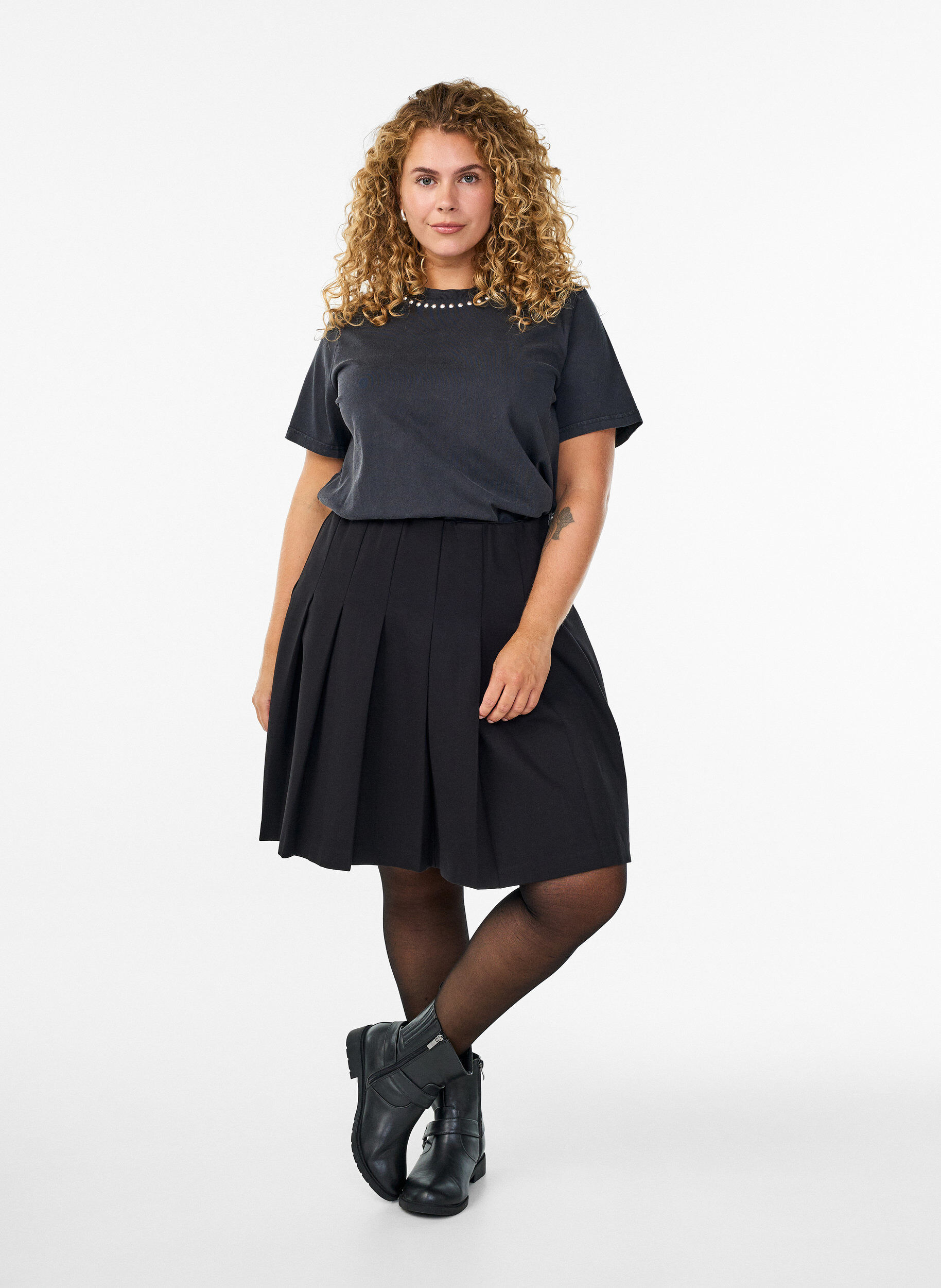 Zizzi T-shirt i ekologisk bomull med nitar, Gr&aring;, Model image number 1