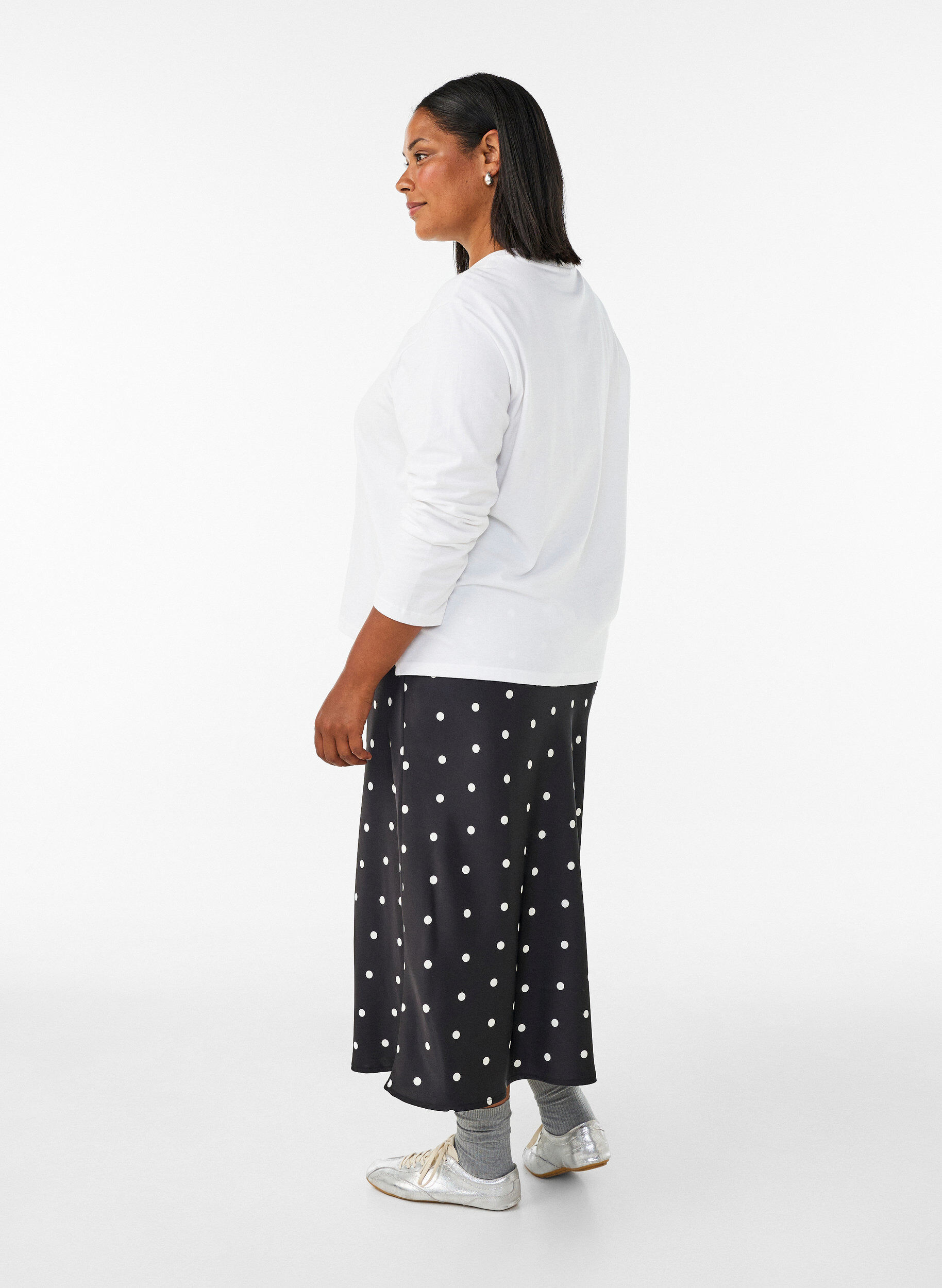 ZizziMidikjol i satin, Svart, Model image number 1