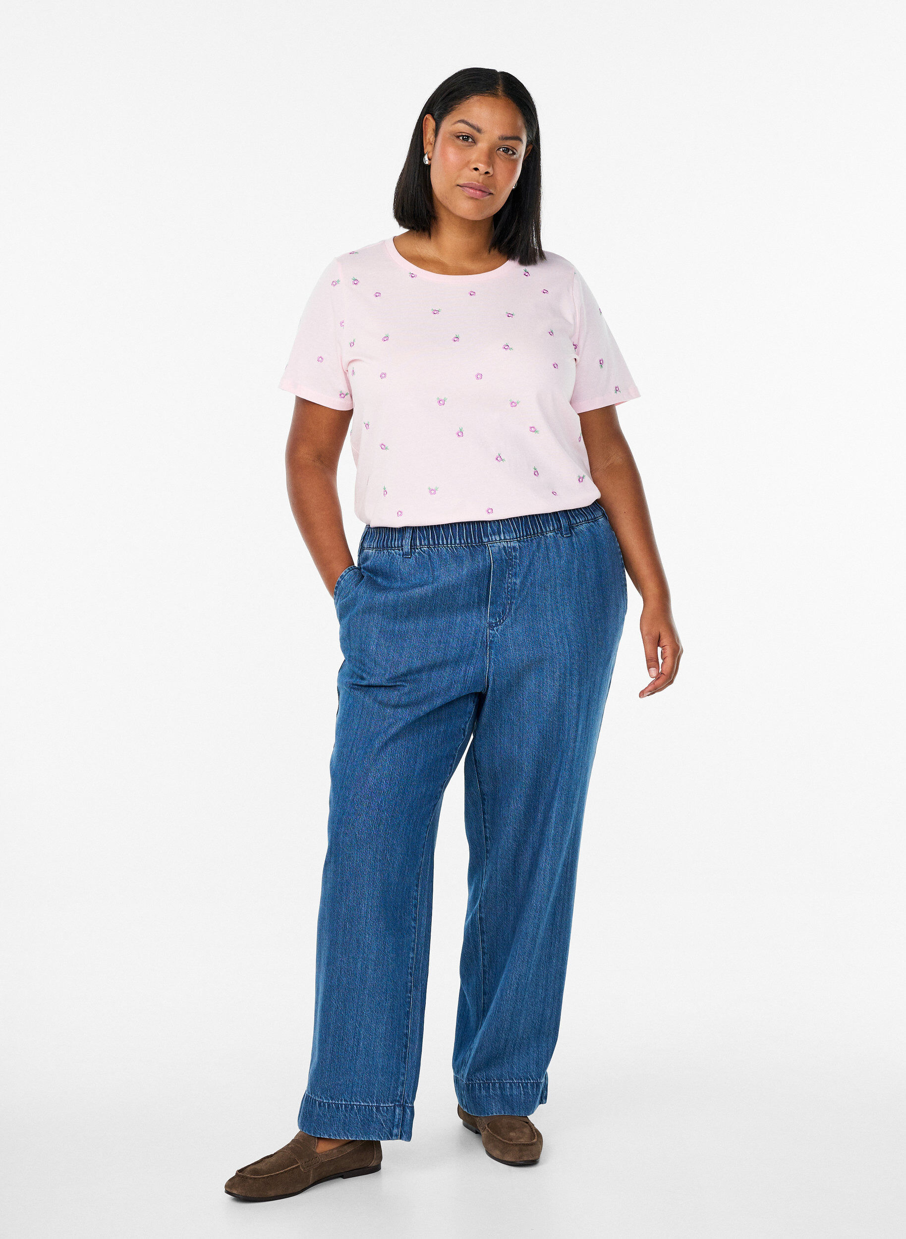 Zizzi T-shirt i ekologisk bomull med broderade motiv, Rosa, Model image number 1