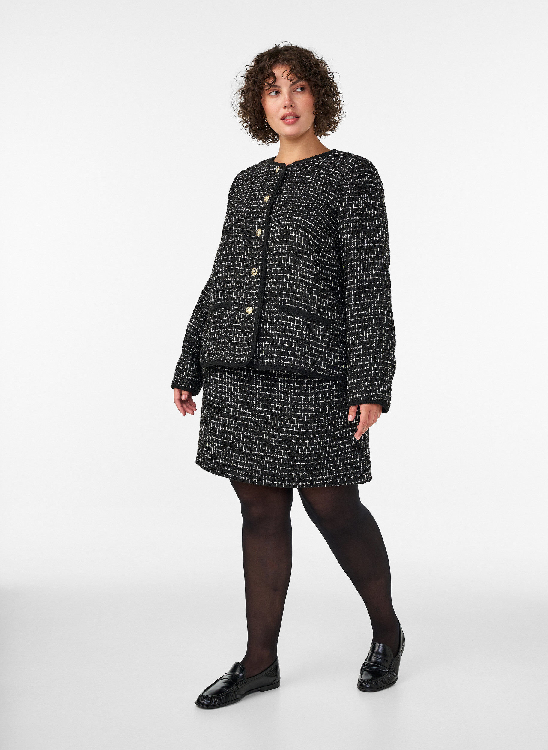 ZizziJacka i boucl&eacute; med guldf&auml;rgade knappar, Svart, Model image number 1