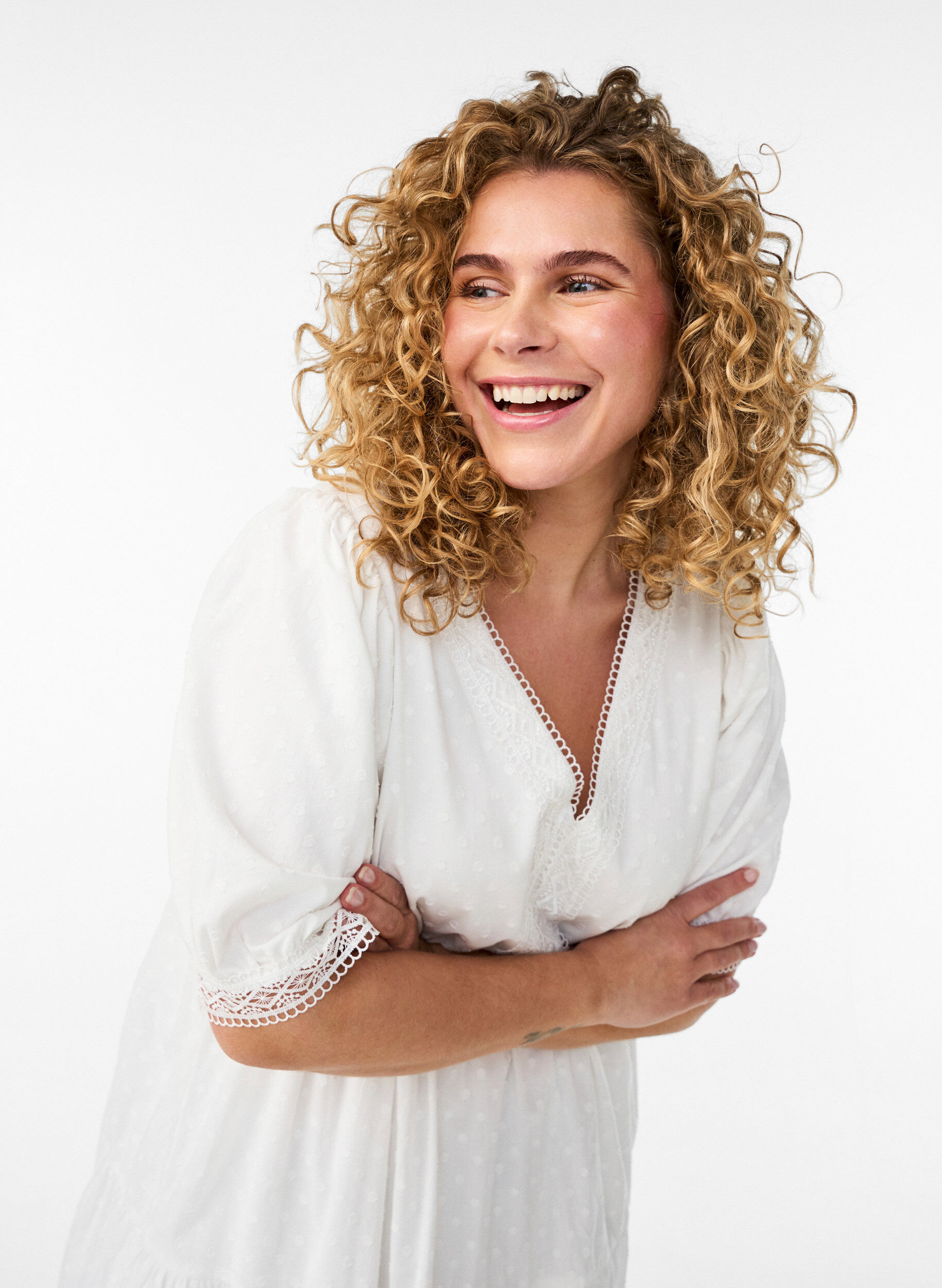 Zizzi Midikl&auml;nning i texturerad bomull med virkade detaljer, Vit, Model image number 2