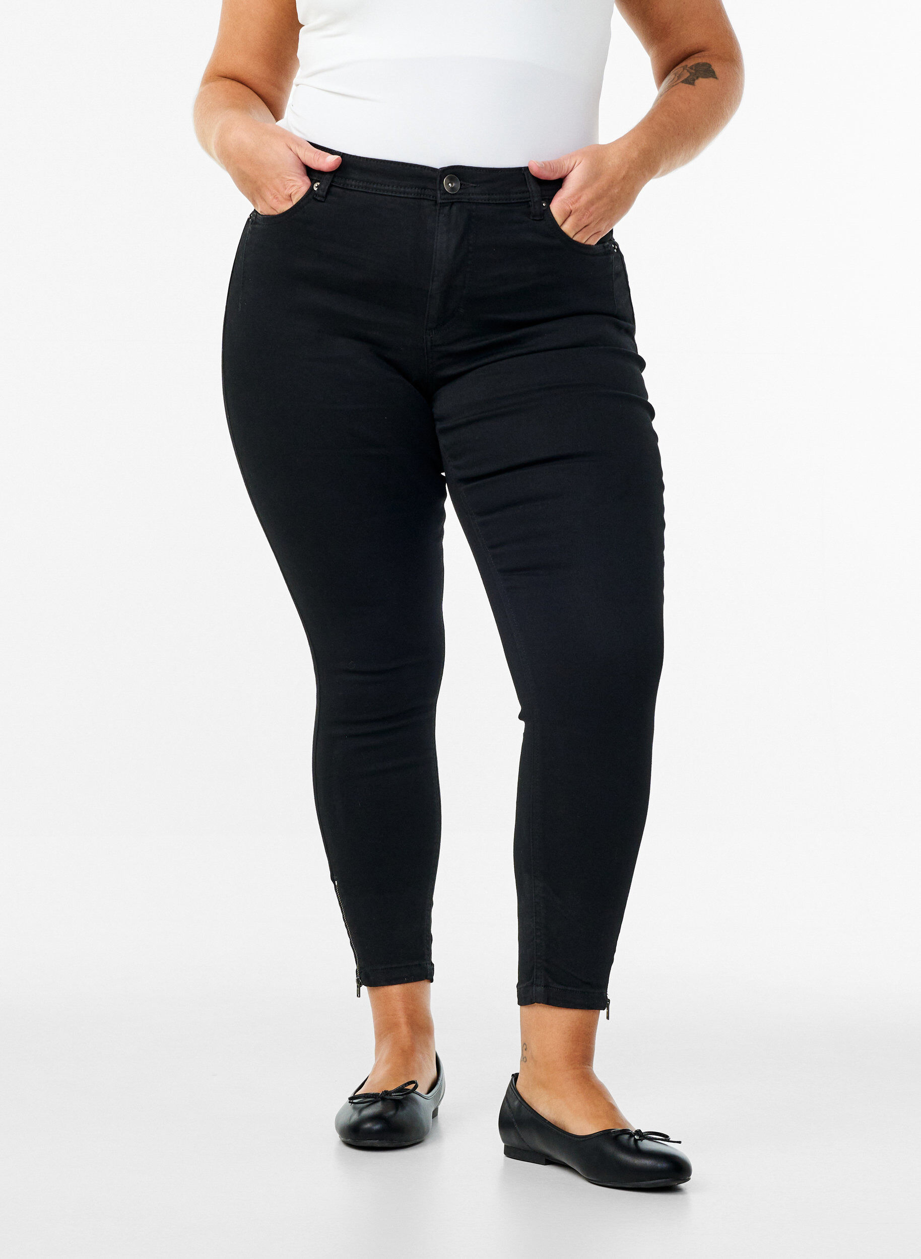 ZizziCroppade Amy jeans med blixtl&aring;s, Svart, Model image number 2