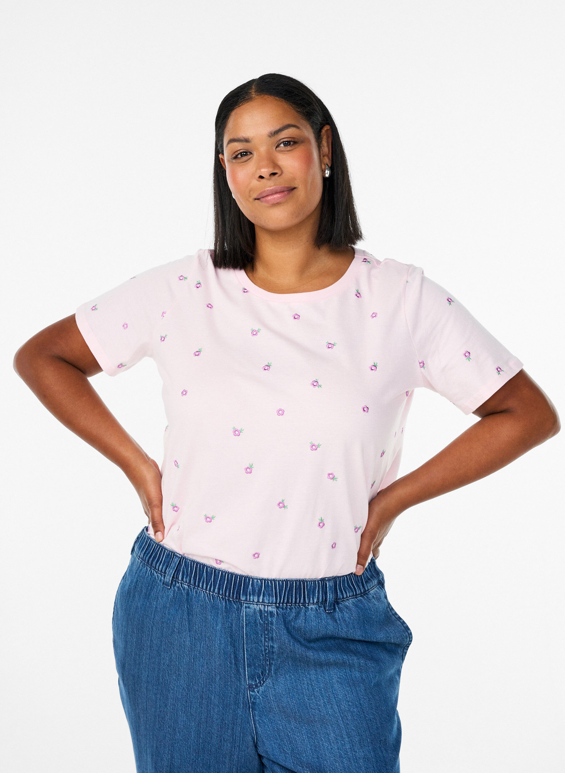 T-shirt i ekologisk bomull med broderade motiv, Rosa, Model